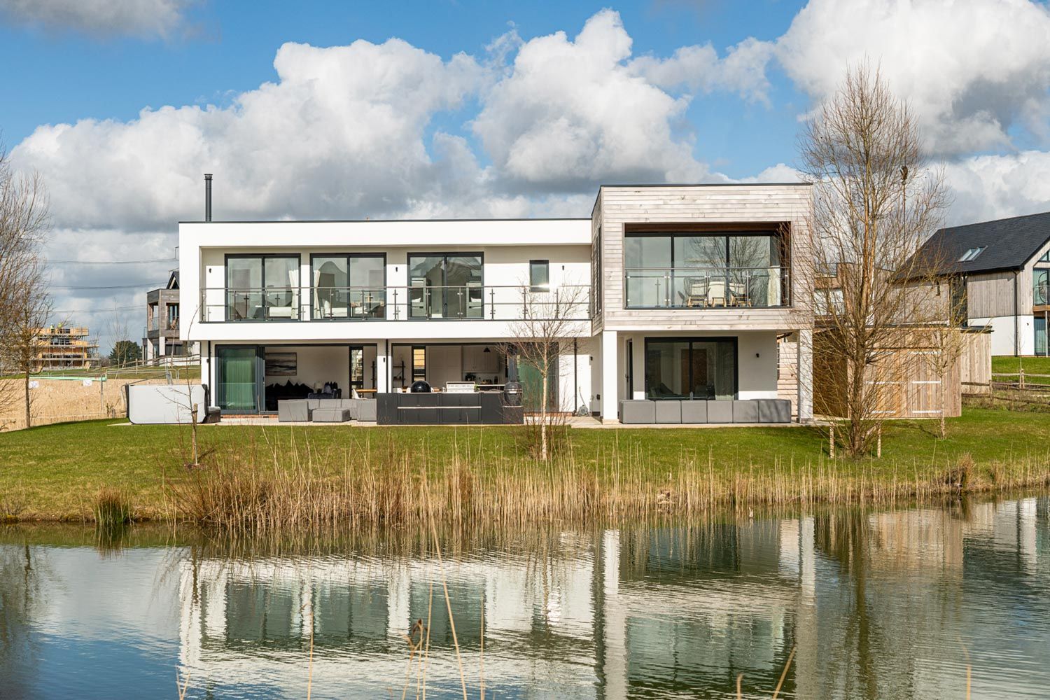 Manor Silvermere Dorset Warmwell: 5-Bedroom Lakeside Retreat with Heated Pool and Spa in Warmw