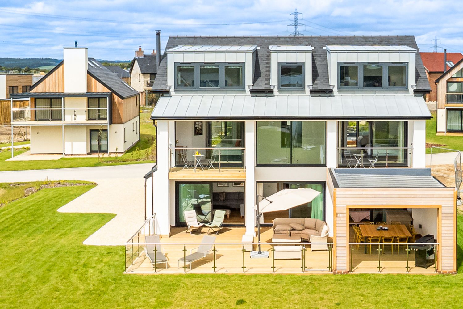 Manor Silvermist Knightsford Warmwell: 6-Bedroom Lakeside Retreat with Heated Pool and Spa in Warmw