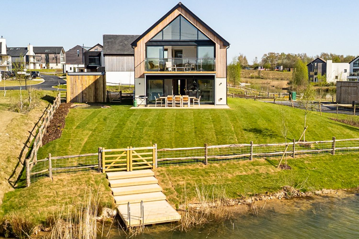 Manor Skylark Warmwell Silverlake: 4-Bedroom Lakeside Retreat with Heated Pool and Spa in Warmw