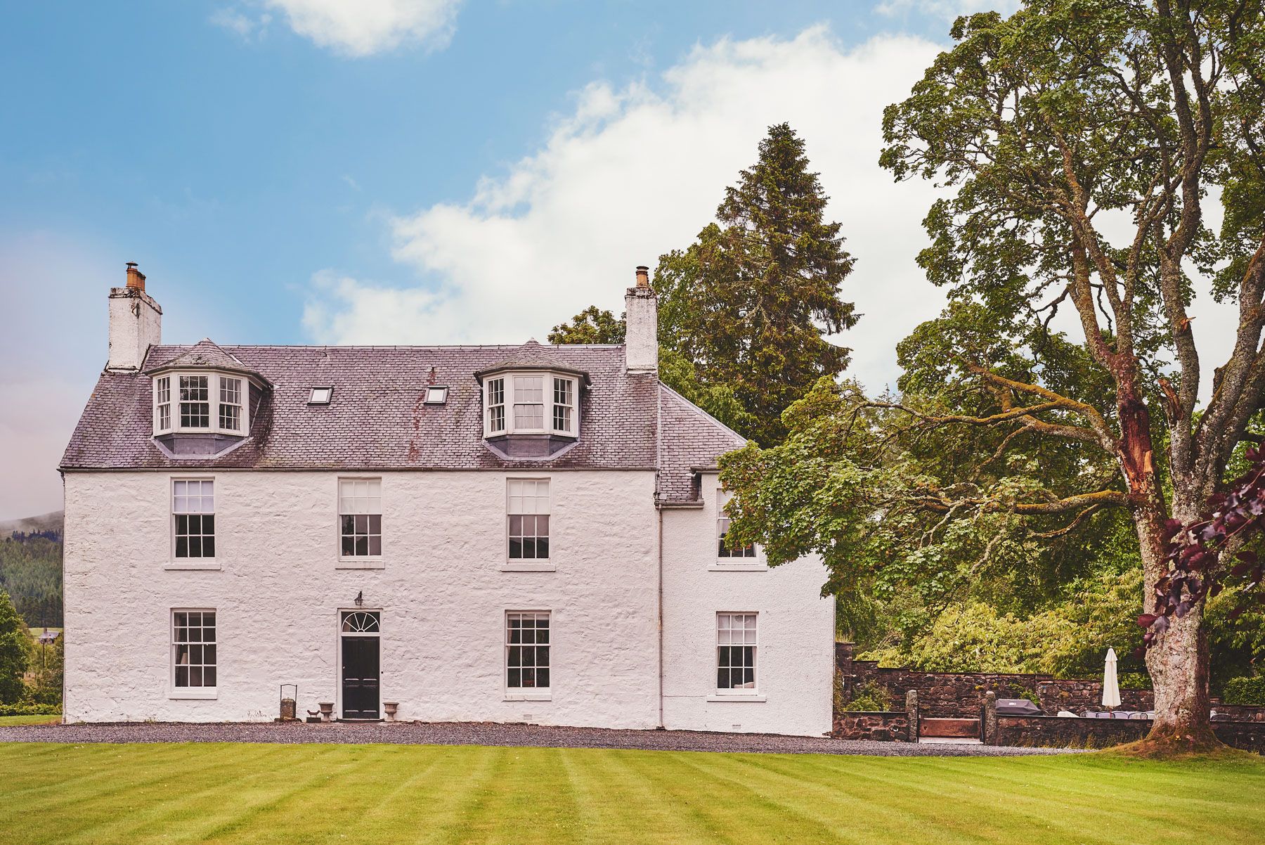 Manor Thistle Dunalastair Aberfeldy: 10-Bedroom Georgian Estate with Private Loch and Spa in High