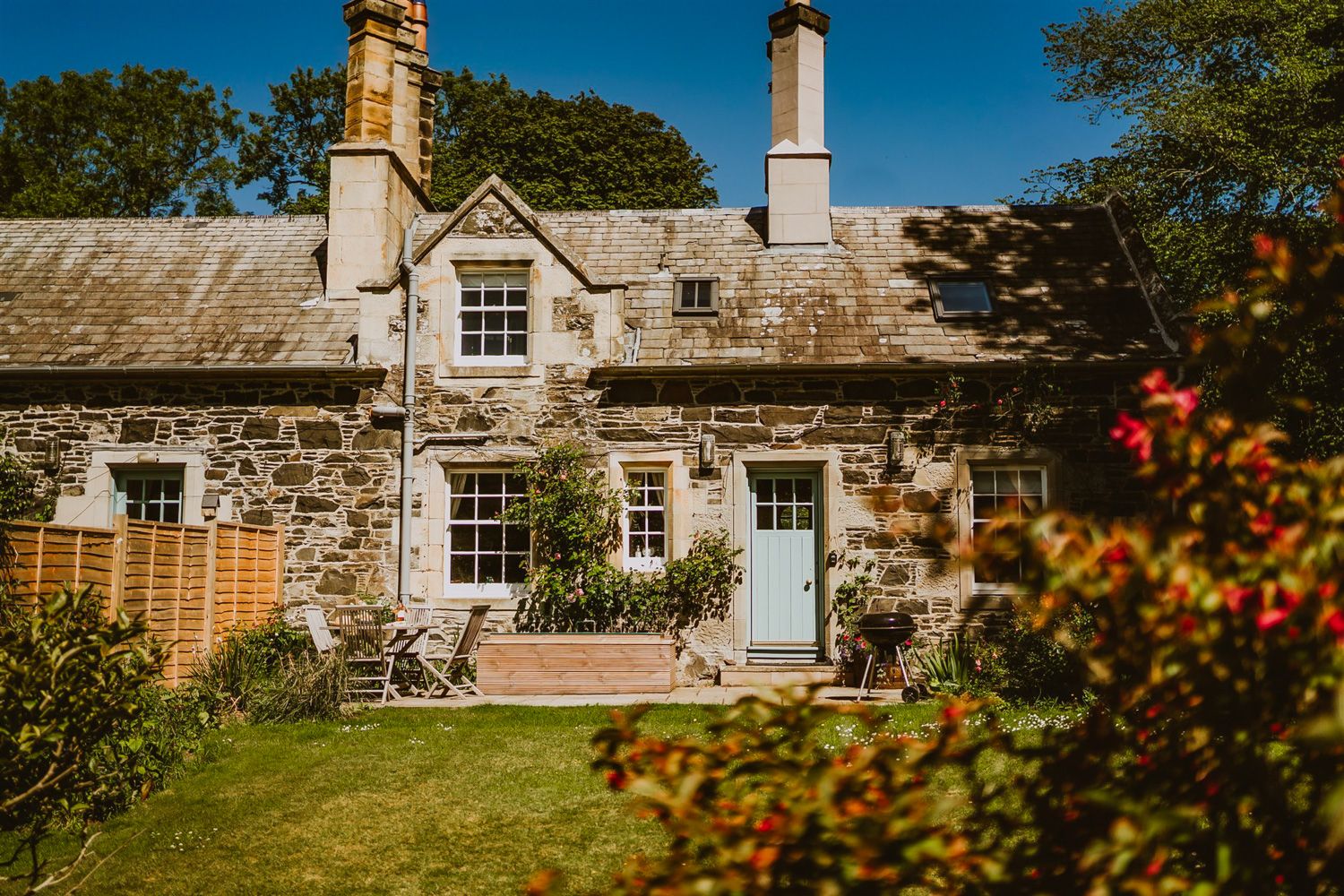 Manor Thistle Kalemouth Kelso: 1-Bedroom Romantic Retreat with Spa & Countryside Views in S