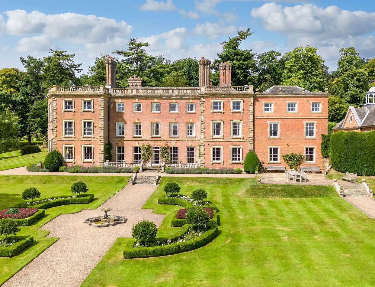 Manor Zephyr Clee Shrewsbury: Spacious 10-Bedroom Luxury House with Pool and Tennis Court, Shropshire