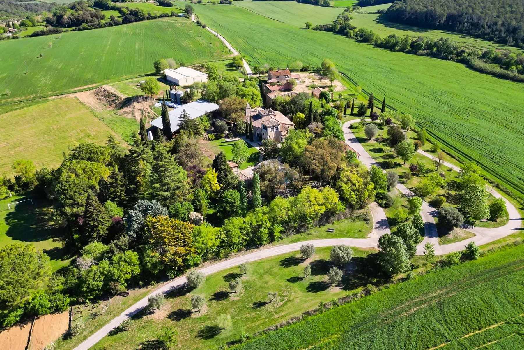 Mas Daurada Campllong Girona: 7-Bedroom Historic Estate with Woodland & Pool in Vilafreser