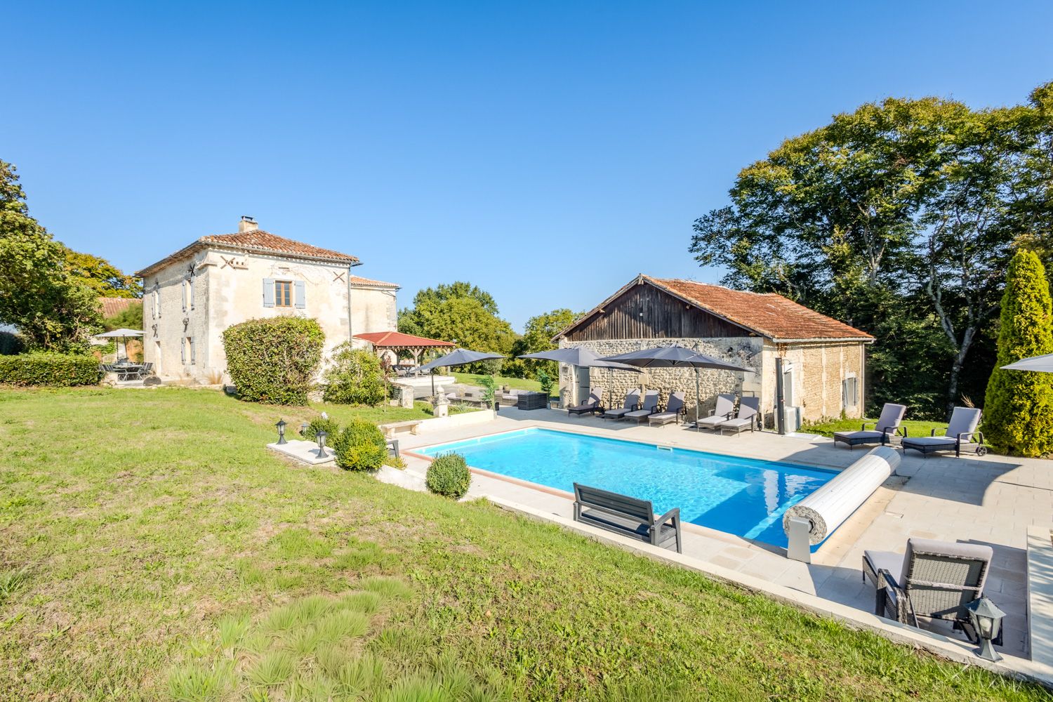 Mas Doré Chapdeuil Champagne: 7-Bedroom Villa with Heated Pool, Tennis Court & Spa in Dord