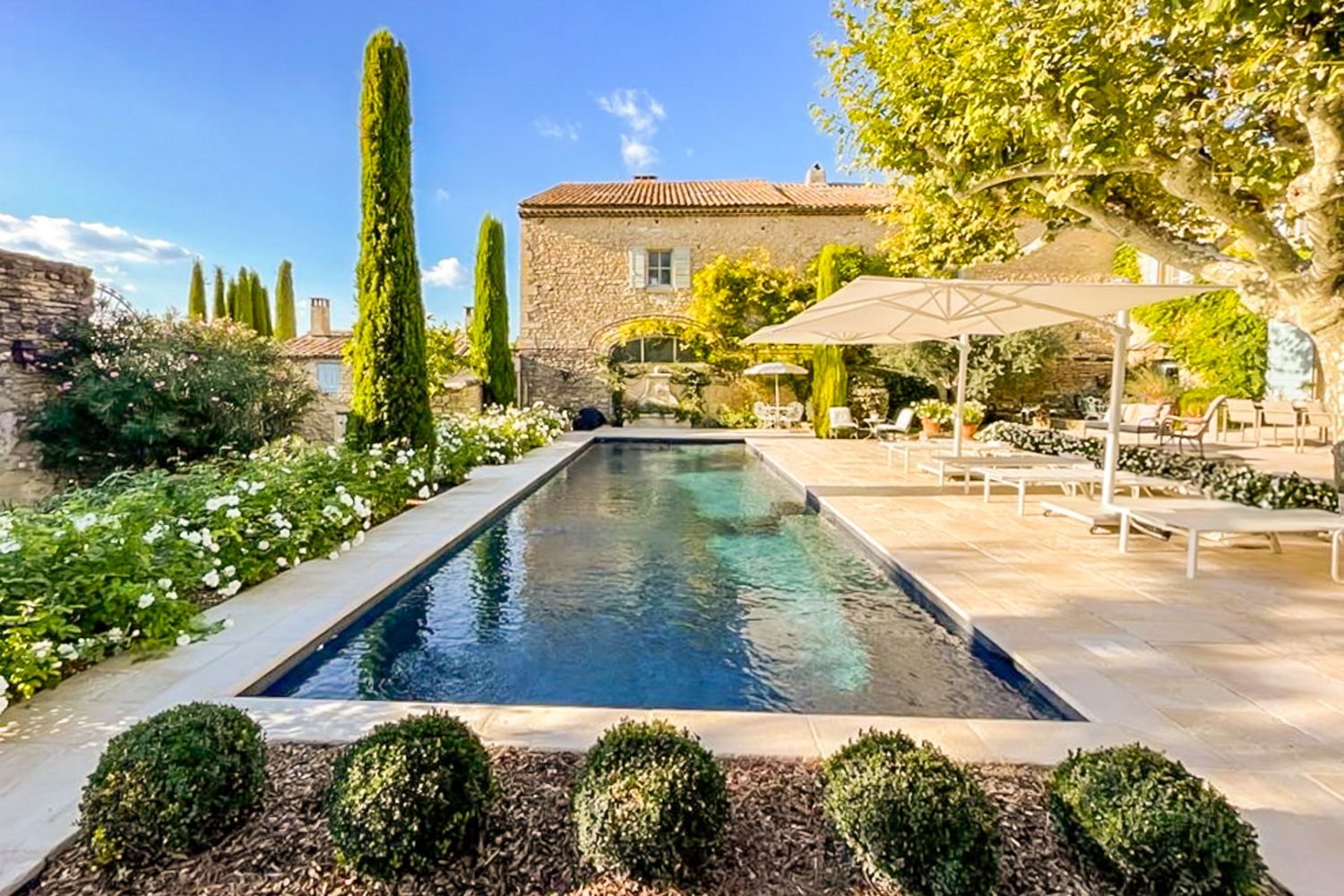 Mas Lavande Fontaine Lagnes: 4-Bedroom Provençal Villa with Heated Pool and Spa in Lagnes