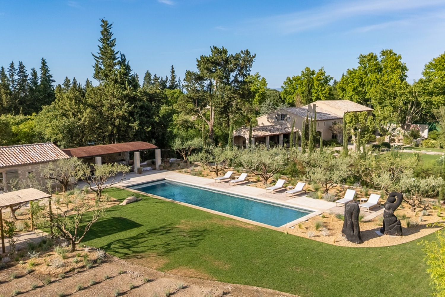 Mas Lumière Lourmarin Provence: 6-Bedroom Villa with Heated Pool, Spa & Tennis Court in Prov