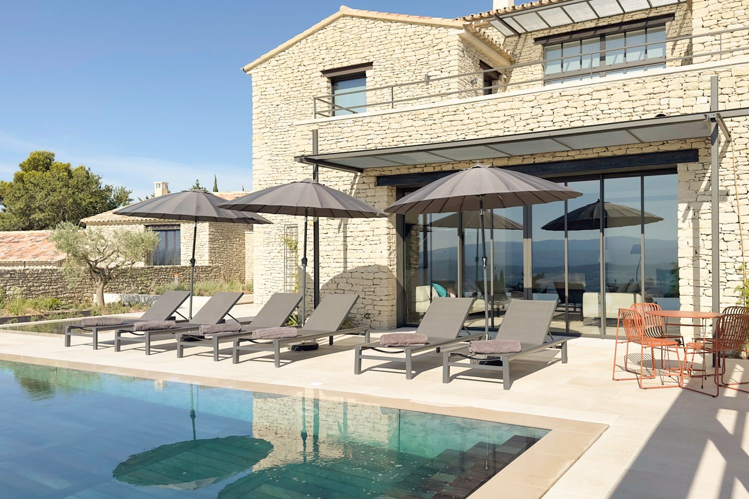 Mas Lumière Sénanque Gordes: 6-Bedroom Hilltop Villa with Heated Pool and Panoramic Luber