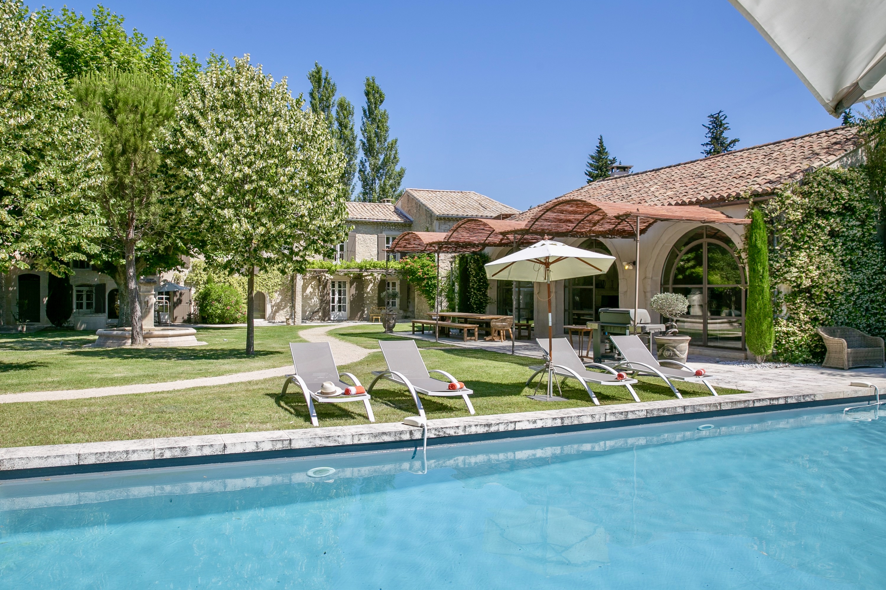 Mas Safran Glanum Arles: Luxury 6-Bedroom Villa with Heated Pool and Spa near Saint-Rémy-de-Provence