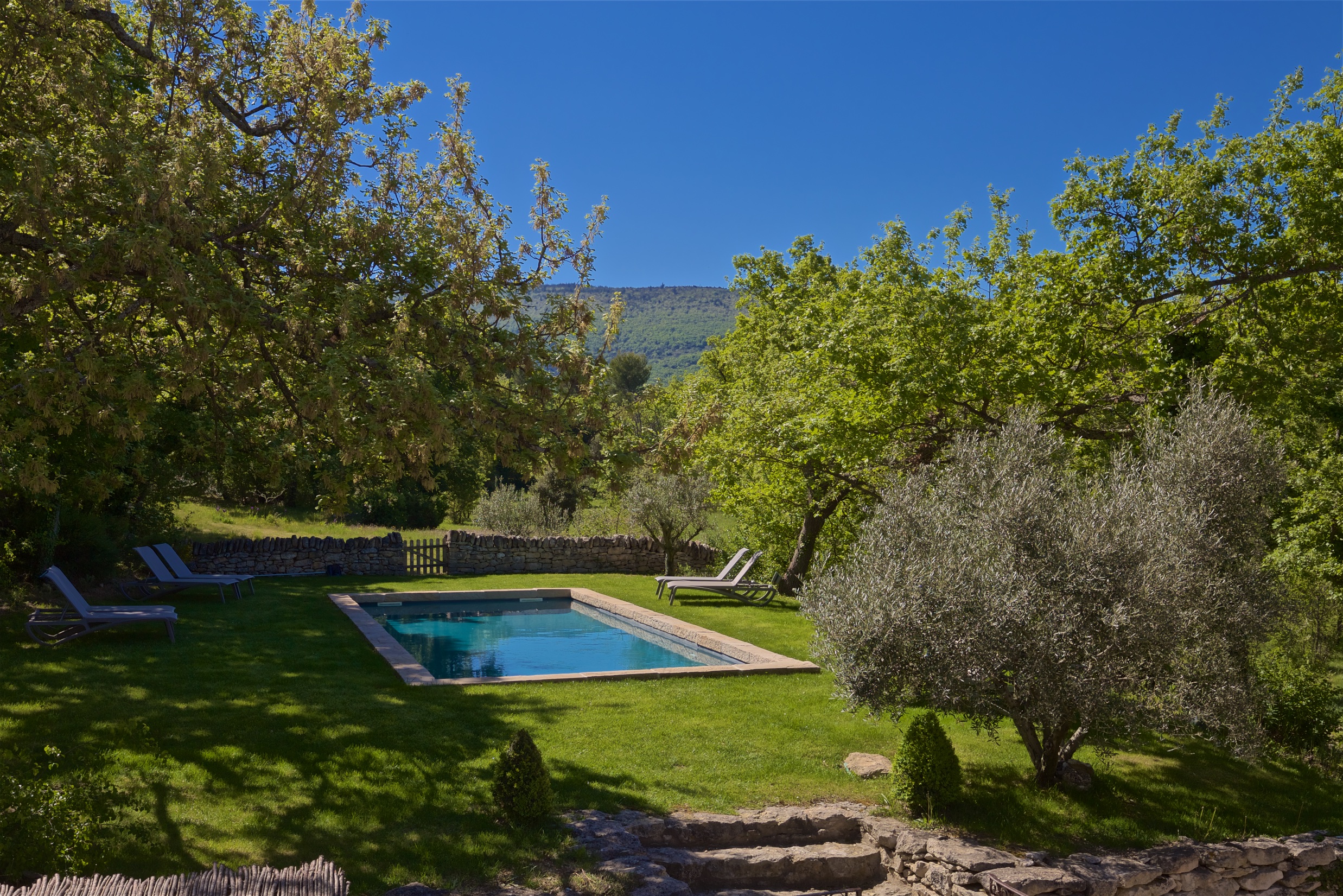 Mas Safran Saint-Marc Vaucluse: Luxury 5-Bedroom Villa with Private Pool and Air-Con in Vaucluse, Provence
