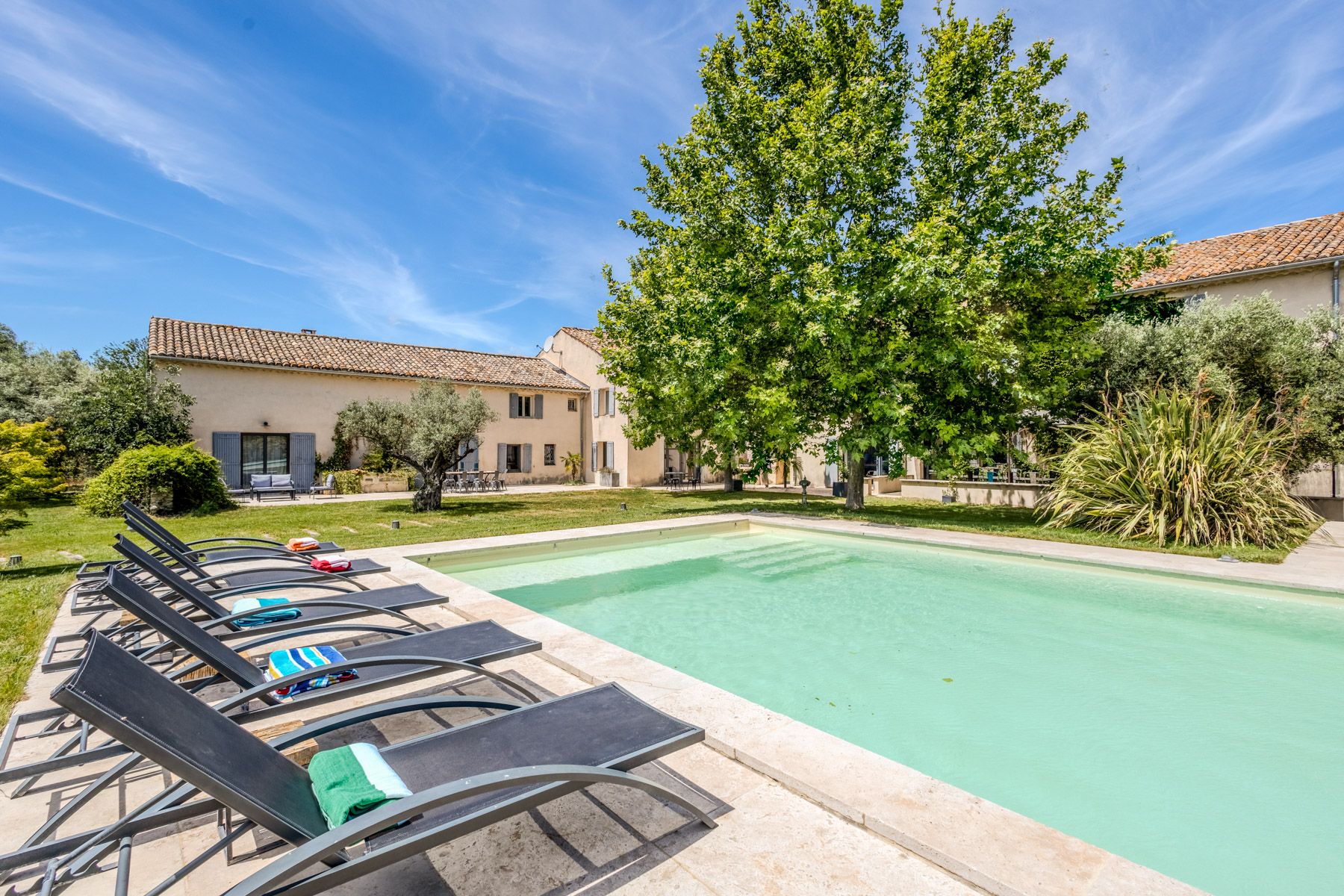Mas Vendange Lourmarin Provence: 8-Bedroom Vineyard Estate with Heated Pool and Spa in Proven