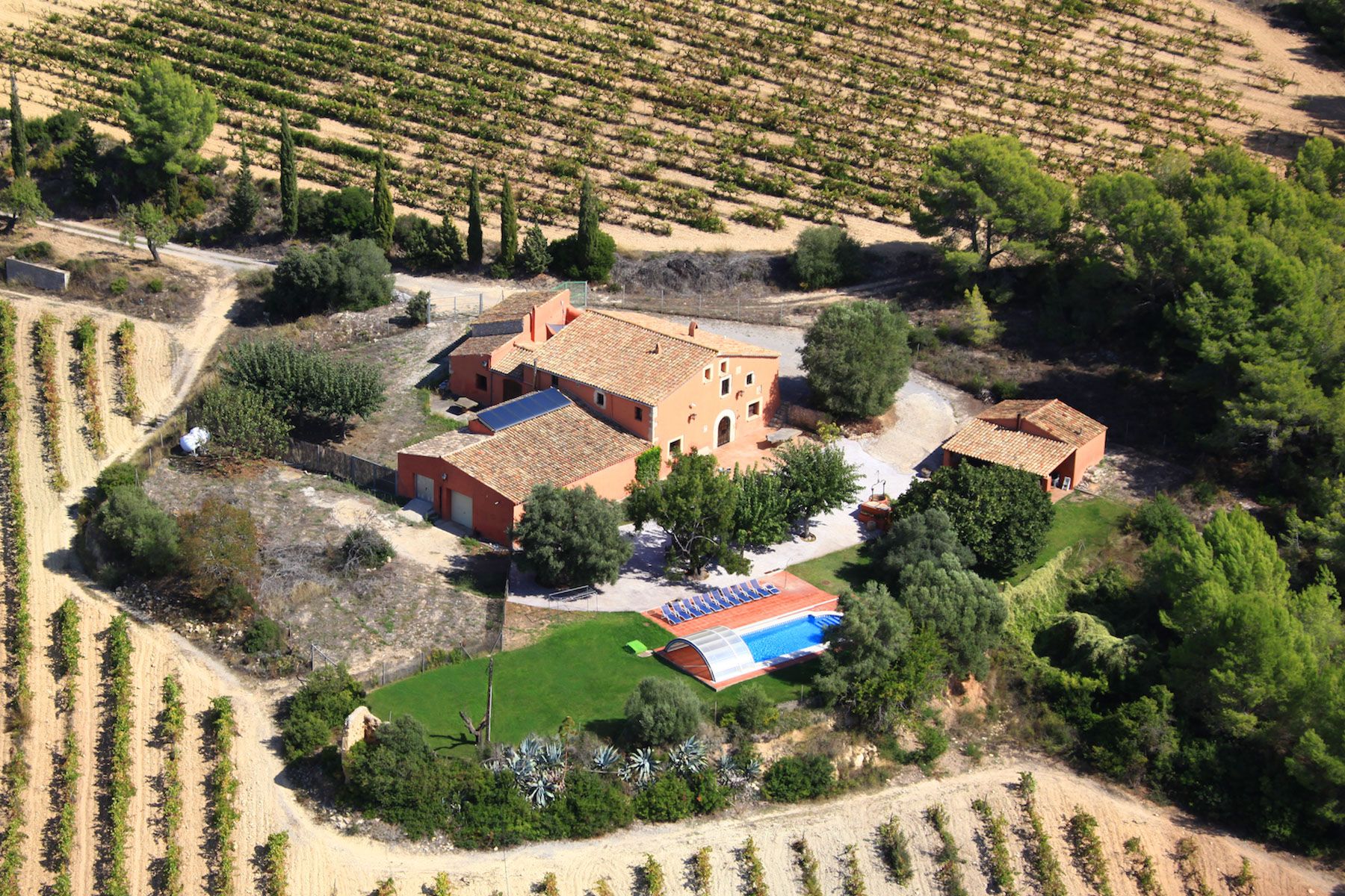 Masia Garnatxa Vinyet Sitges: 8-Bedroom Historic Masia with Vineyards and Tennis Court nea