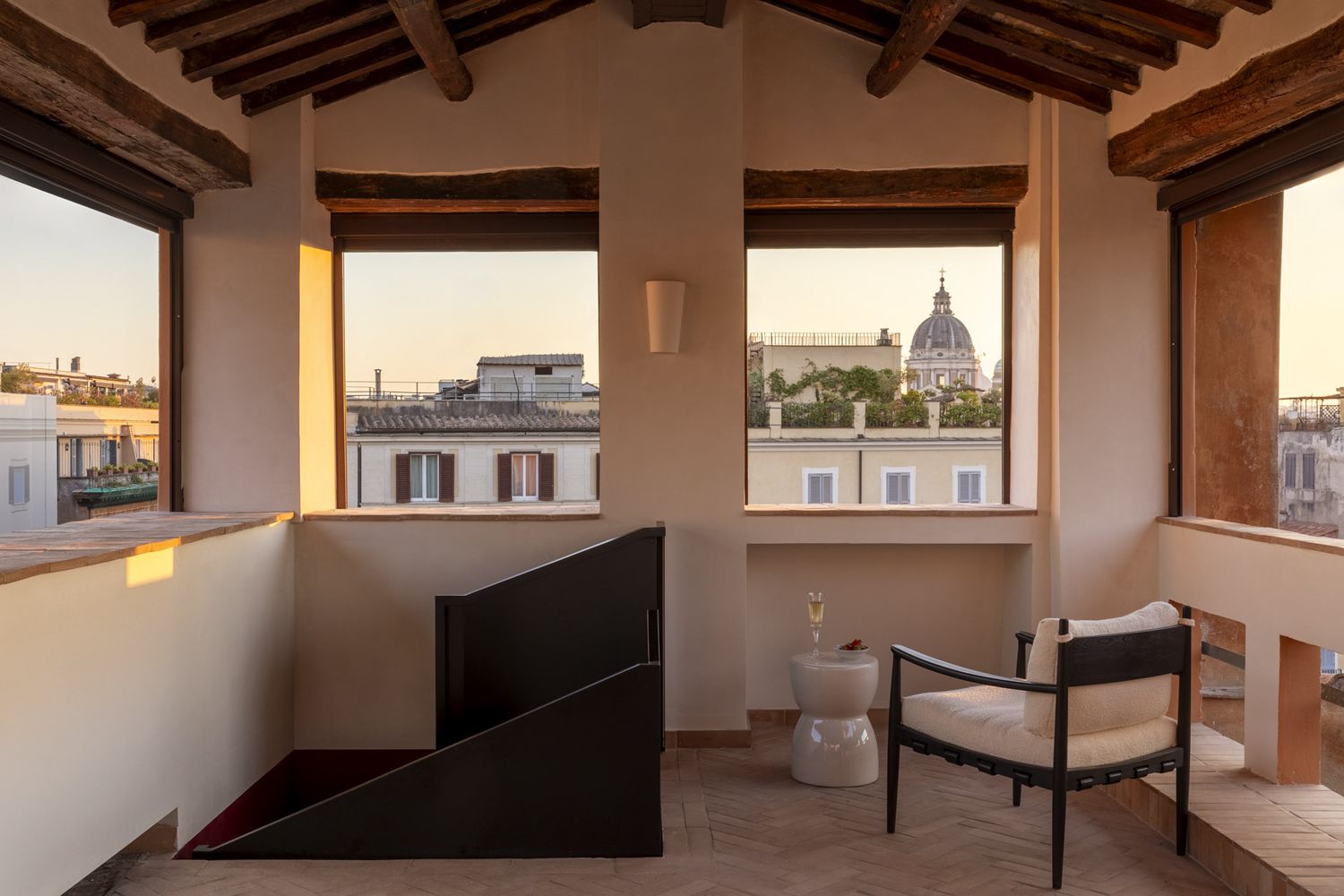 Palazzo Ambra Condotti Roma: 2-Bedroom Spanish Steps Views, Iconic Piazza Location in Rom