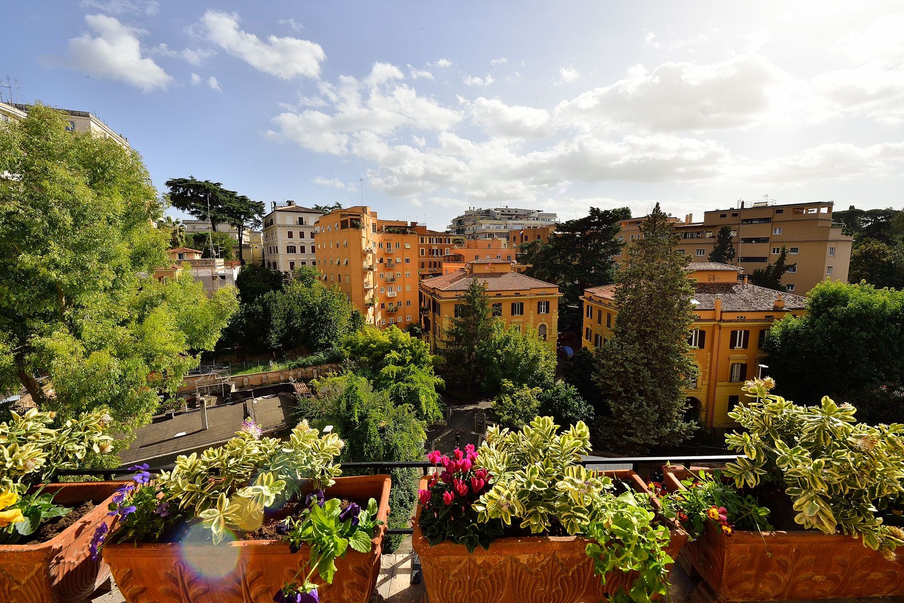 Palazzo Ambra Trastevere Roma: 2-Bedroom Apartment with Spa Access and Balconies in Central
