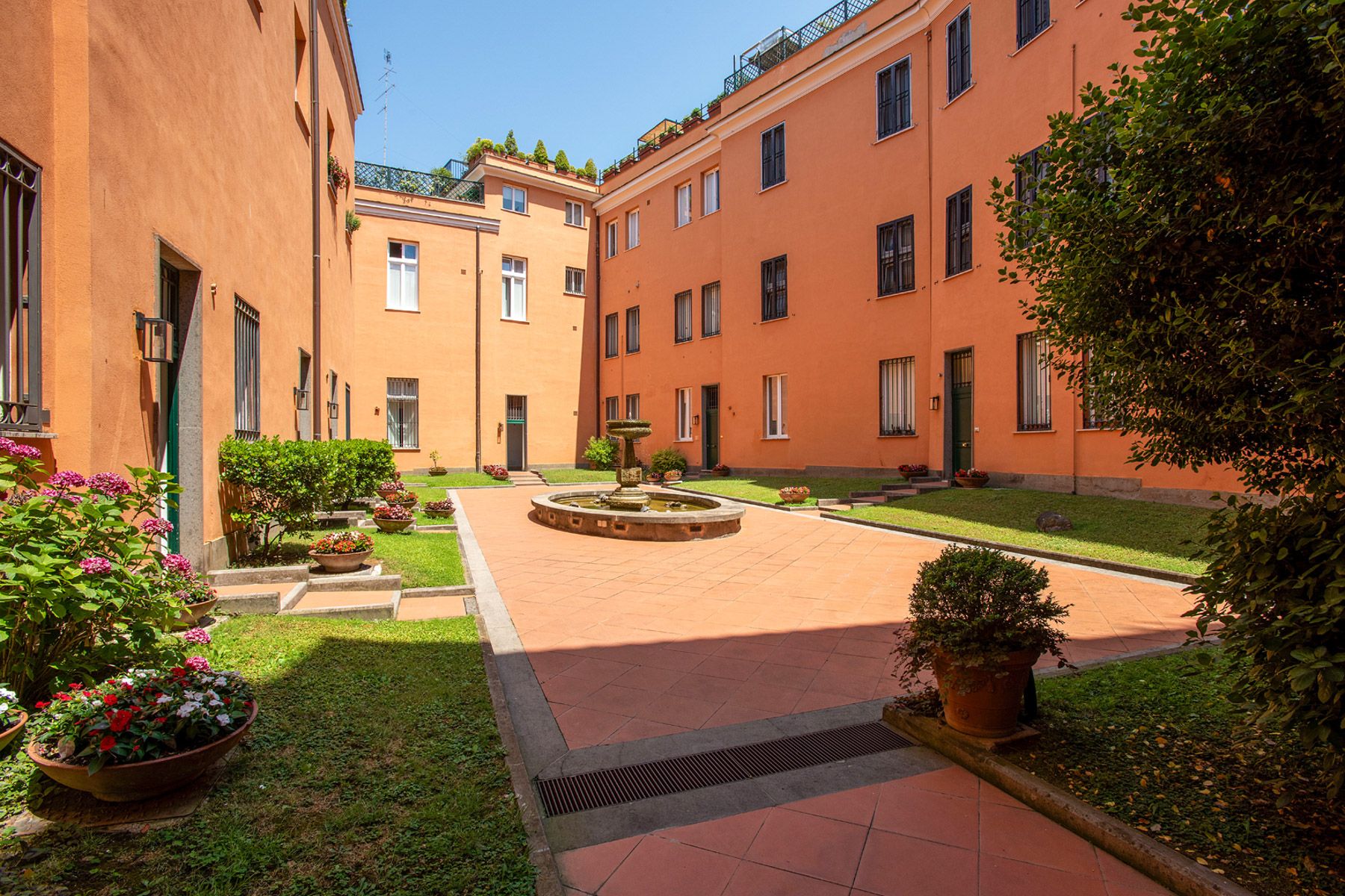Palazzo Ambra Trastevere Rome: 2-Bedroom Renaissance Retreat with Rooftop Terrace in the He