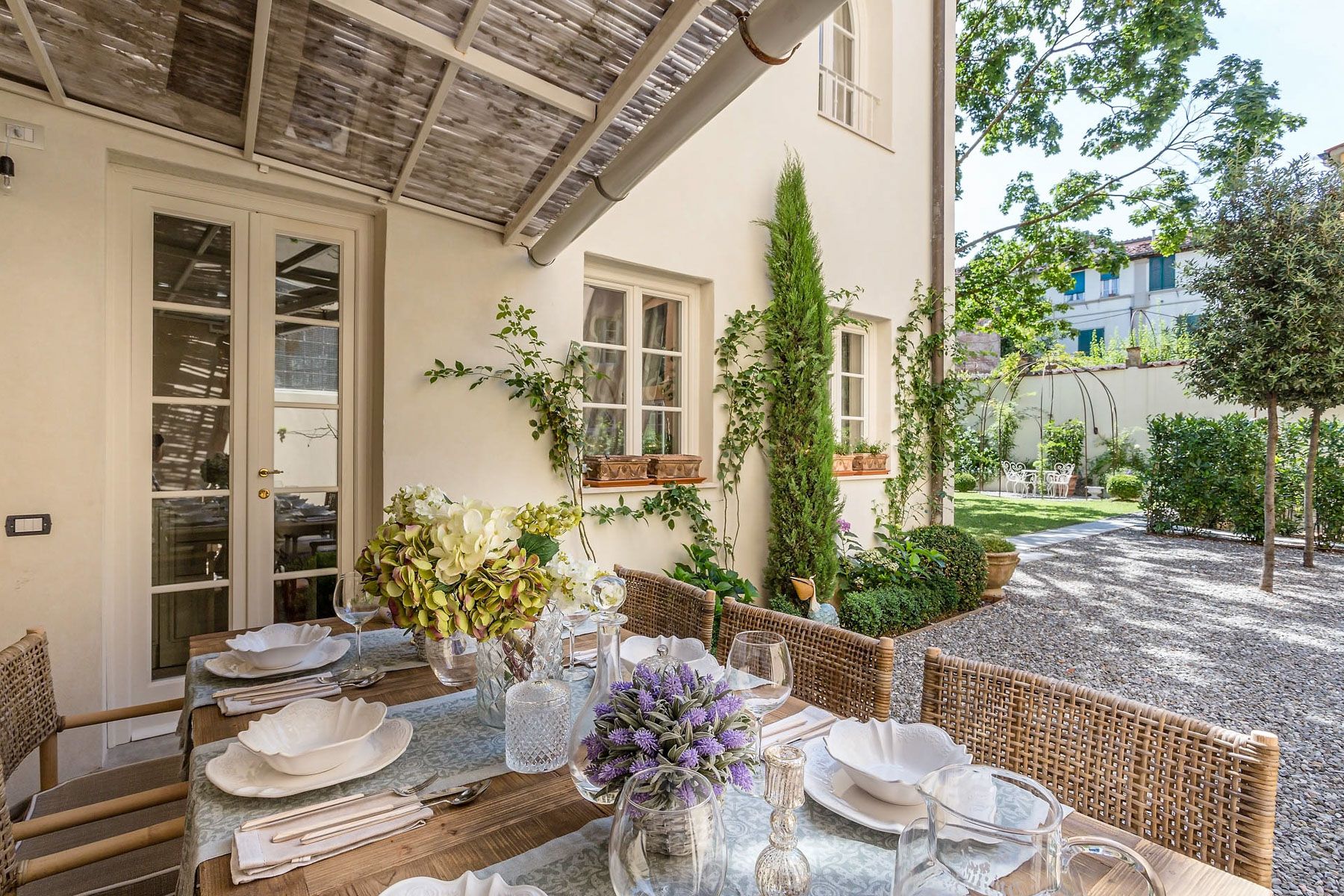 Palazzo Glicine Anfiteatro Lucca: 2 Bedroom Historic Apartment with Private Garden and Spa in