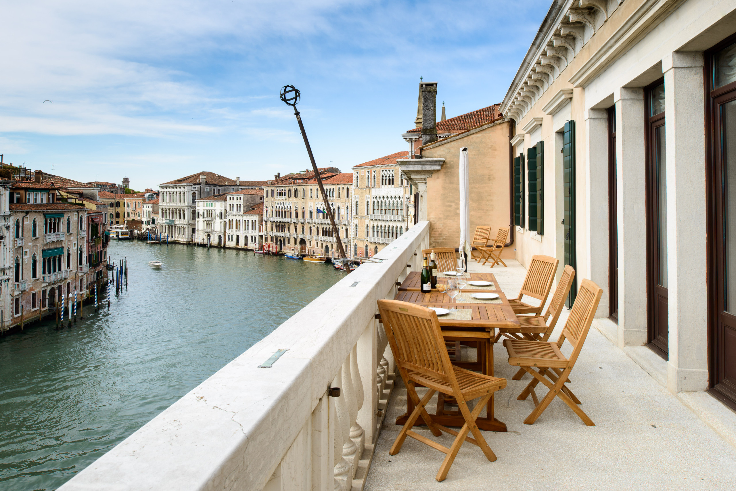 Palazzo Levante San Polo Venezia: Luxury 5-Bedroom Apartment with Canal Views, Venice Rialto