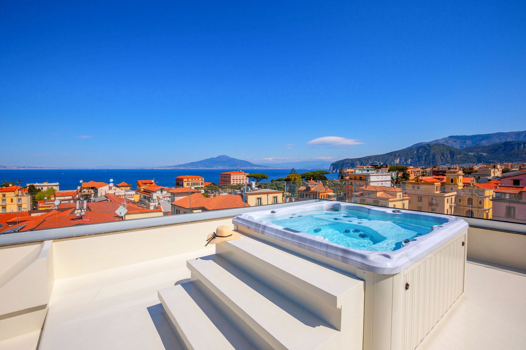 Palazzo Zefiro Capo Sorrento: 3-Bedroom Penthouse with Sea Views and Hot Tub in Sorrento,