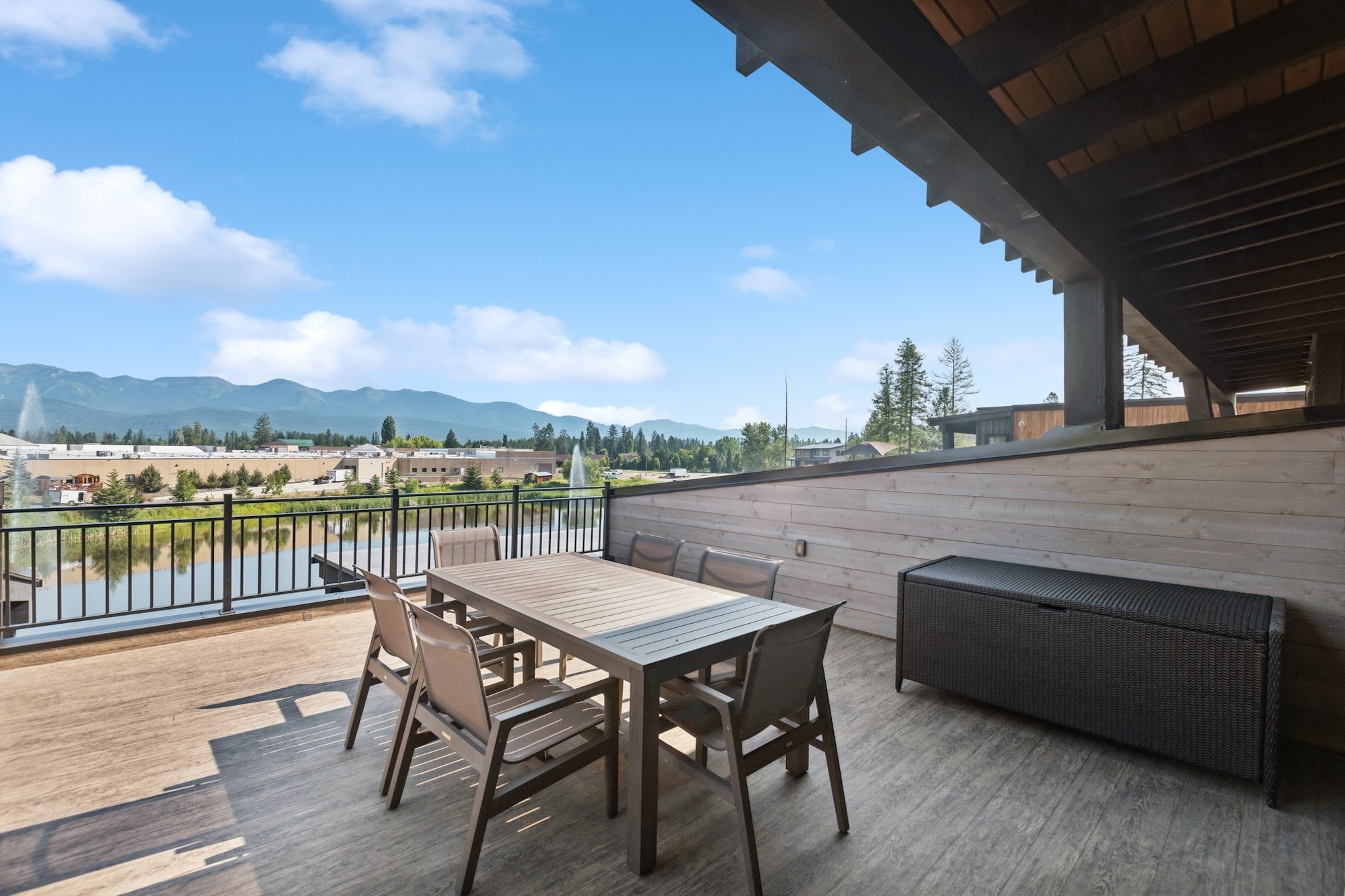 Penthouse Favonio Bigfork Flathead: Montana Penthouse Rental with Hot Tub, Fireplace & Ski Access in Flathead County