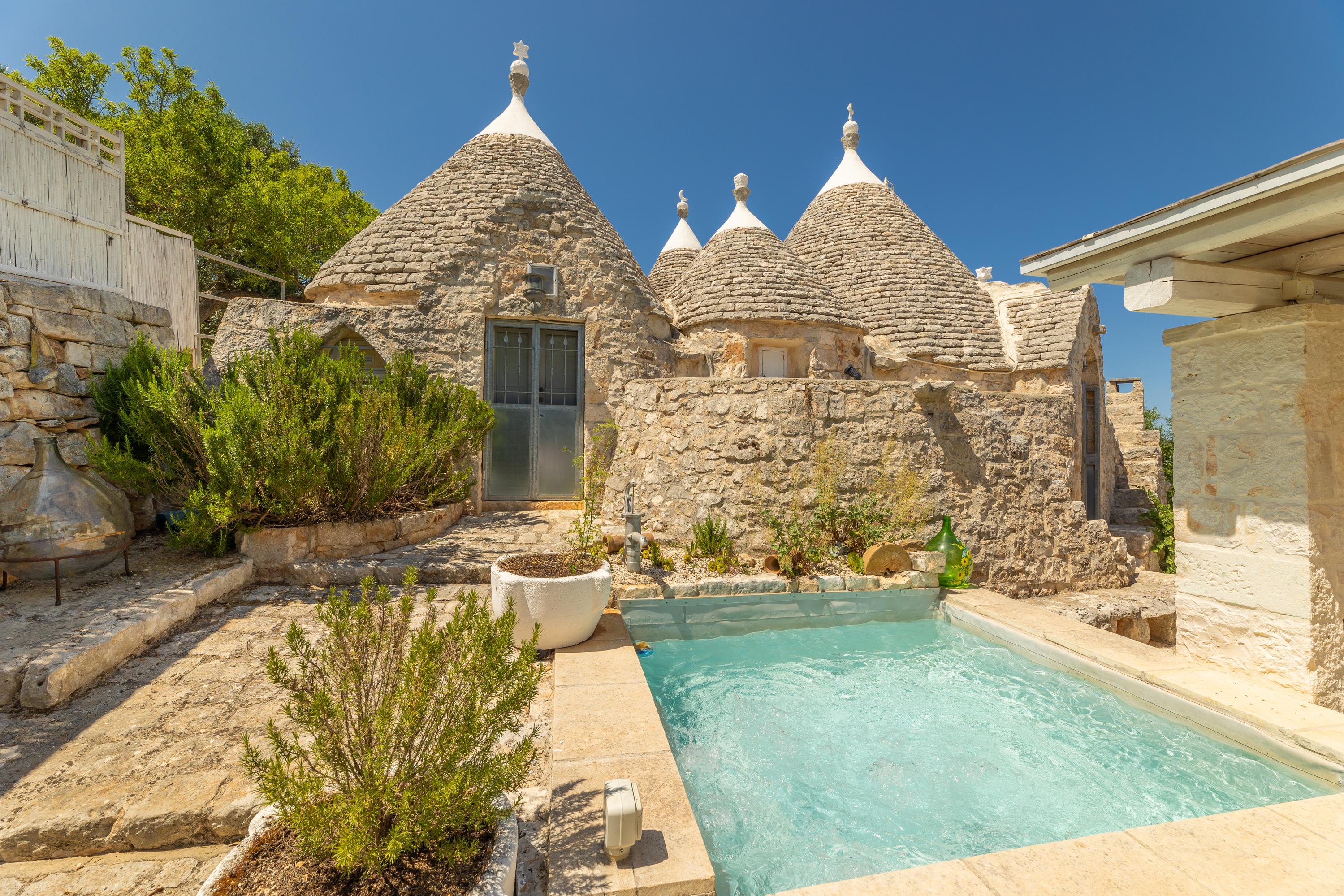 Trullo Dorato Lamione Pilastri Ostuni: Luxury 2-Bedroom Apartment with Pool and Hot Tub, Ostuni