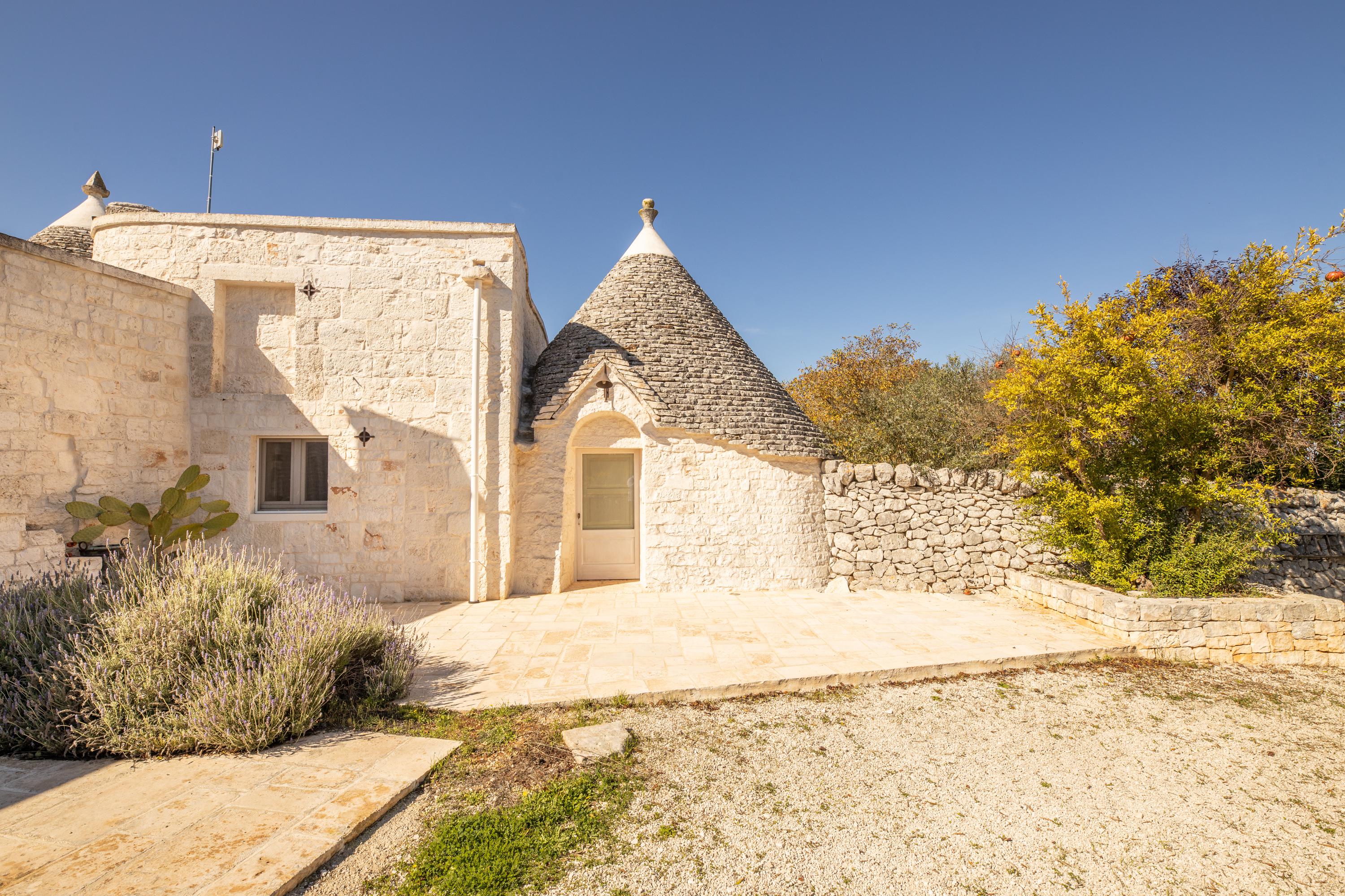 Trullo Garbino Lamione Locorotondo: Luxury 2-Bedroom Villa with Private Pool and Air-Con, Apulia