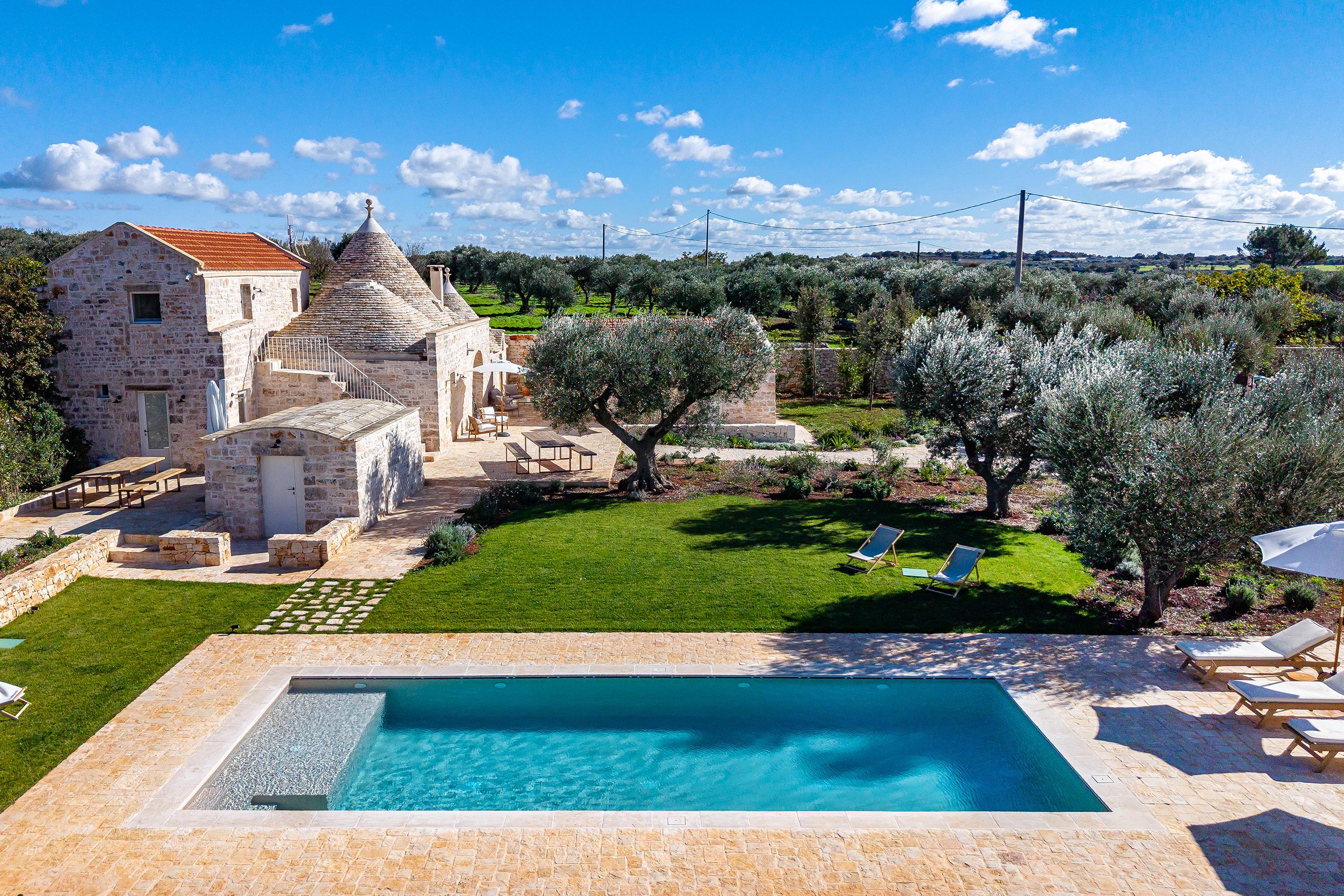 Trullo Levante Lamie Alberobello: Luxury 4-Bedroom Villa with Private Pool and Spa Facilities, Puglia