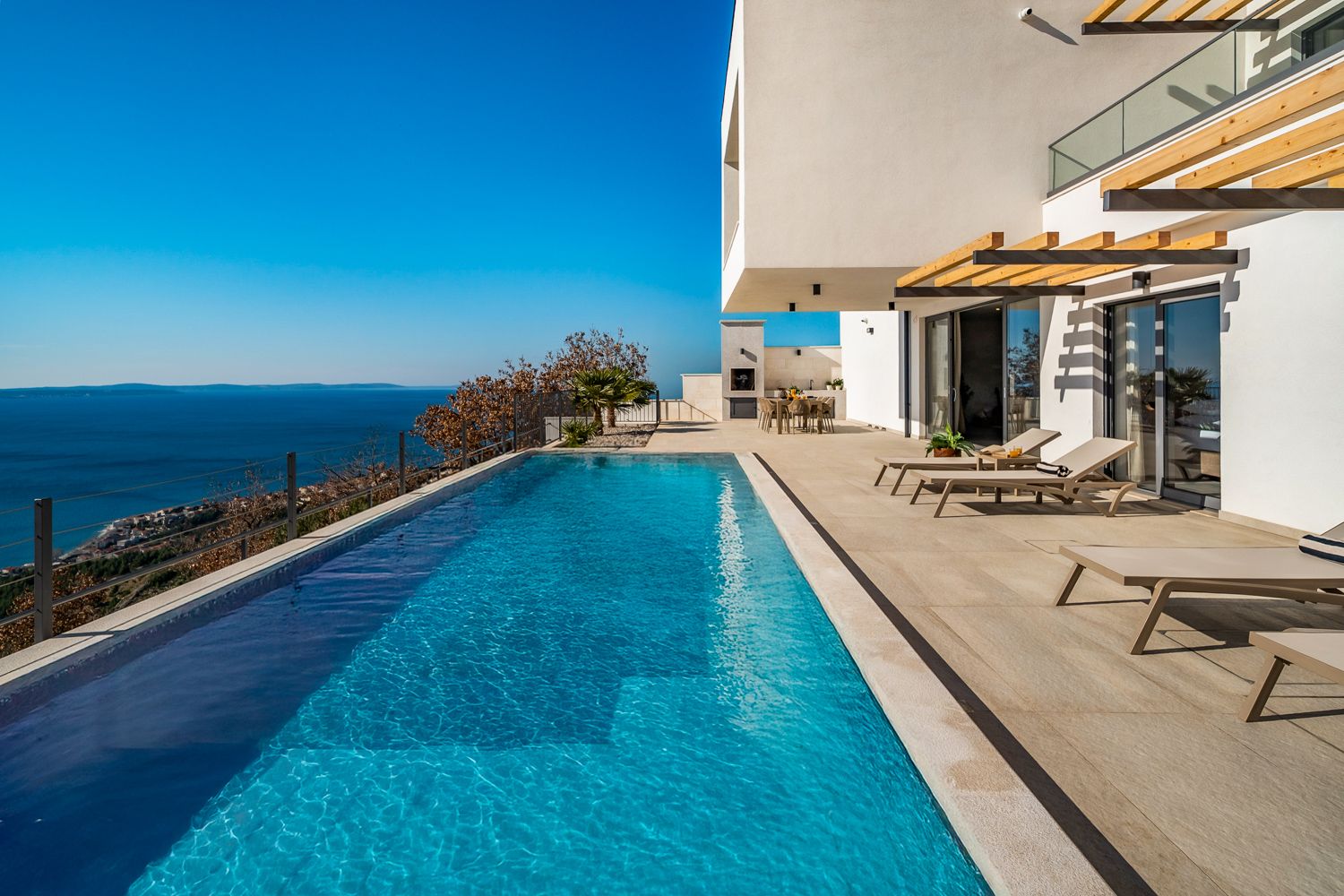 Vila Bura Peovica Omiš: 4-Bedroom Beachfront Seaview Villa with Spa in Omis, Croatia