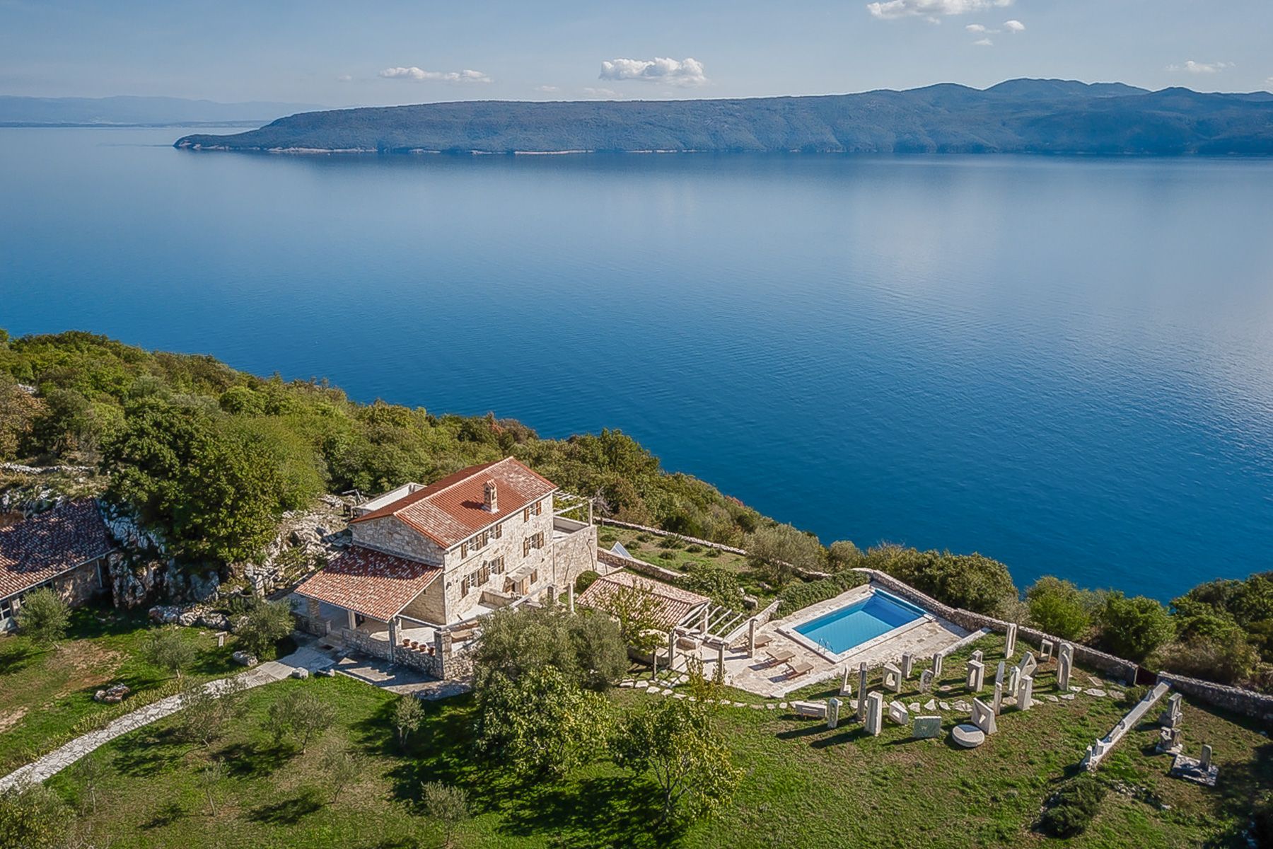 Vila Kamen Kamerlengo Croatia: 4-Bedroom Artist-Designed Villa with Heated Pool and Adriati