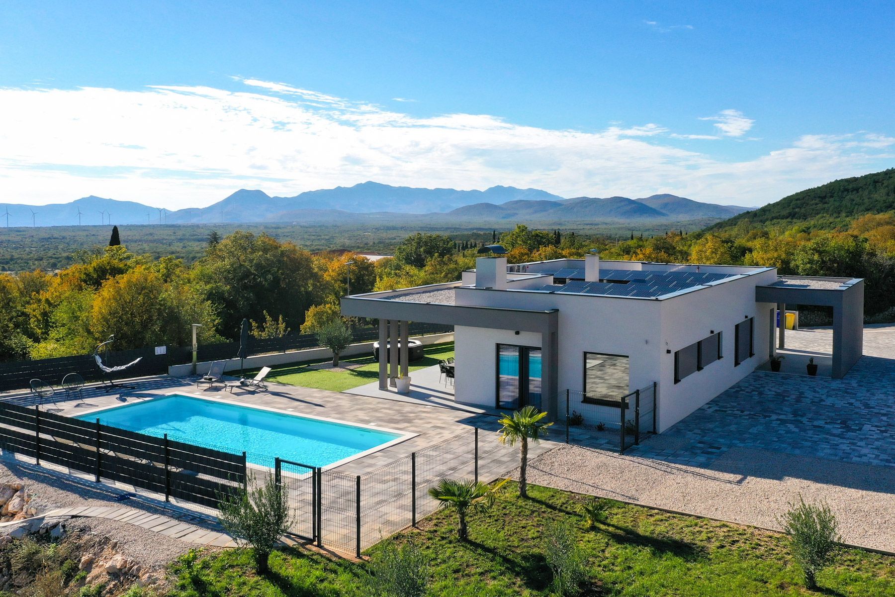 Vila Smaragdna Proložac Imotski: 3-Bedroom Villa with Heated Pool, Spa & Mountain Views in Lo