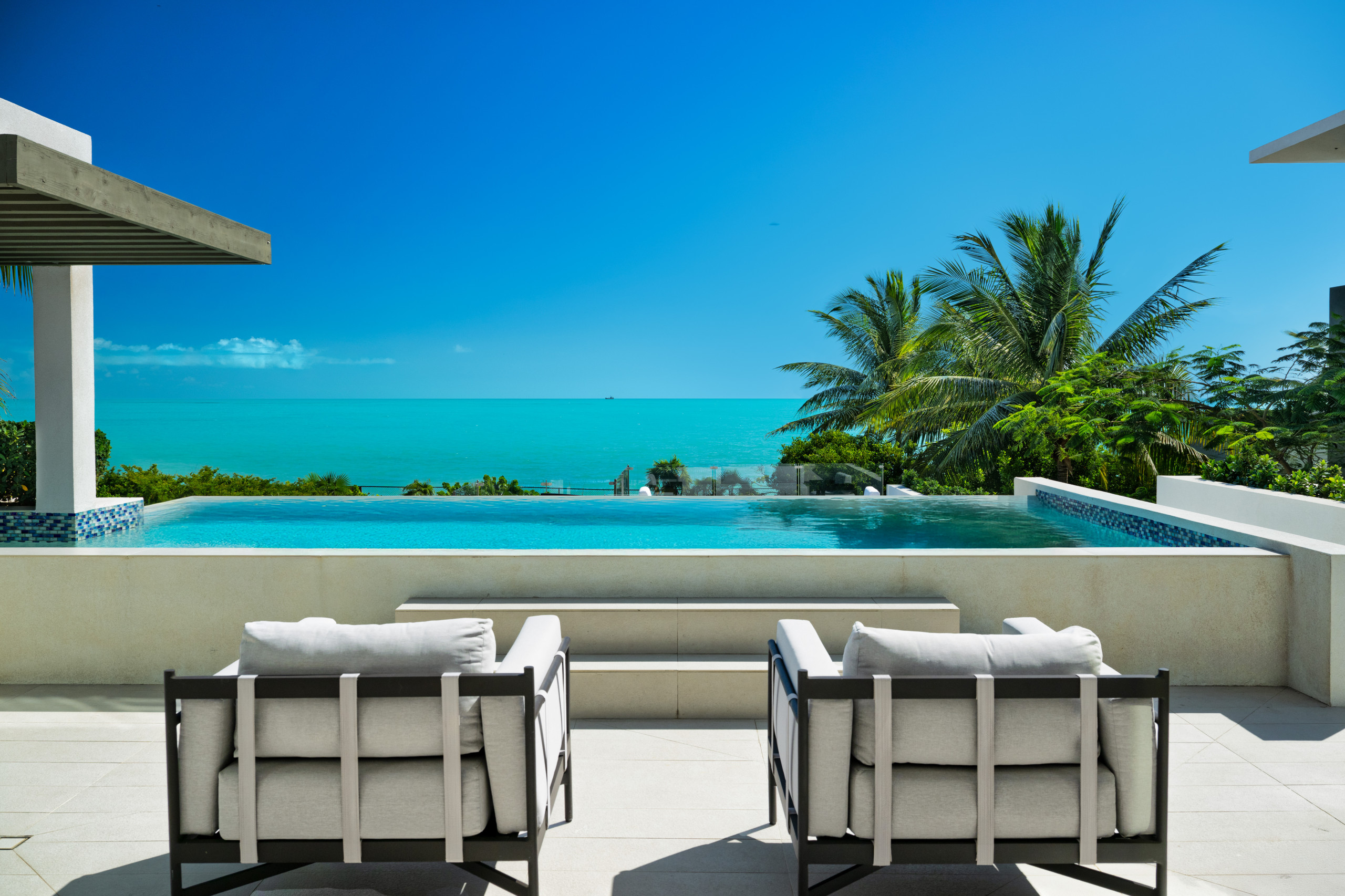 Villa Alisio Azabache Blue Hills: Luxury 4-Bedroom Villa with Infinity Pool and Beachfront in Turks and Caicos Islands