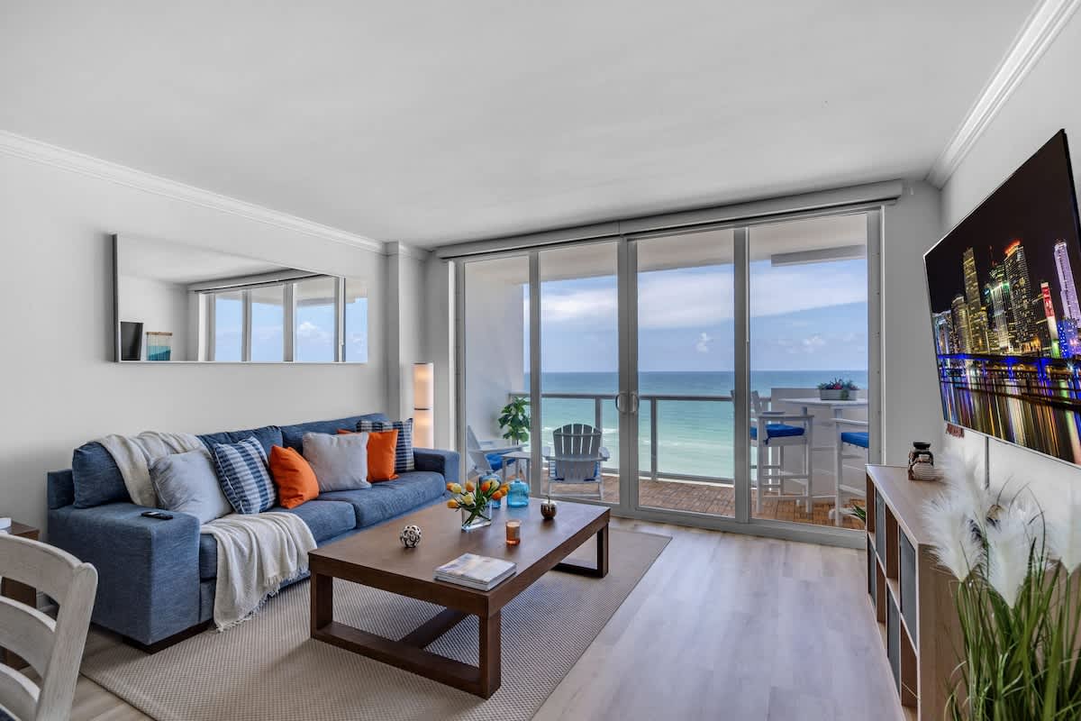Villa Alisio Belleair Miami: Luxury 2-Bedroom Apartment with Beachfront Pool and Spa, Miami