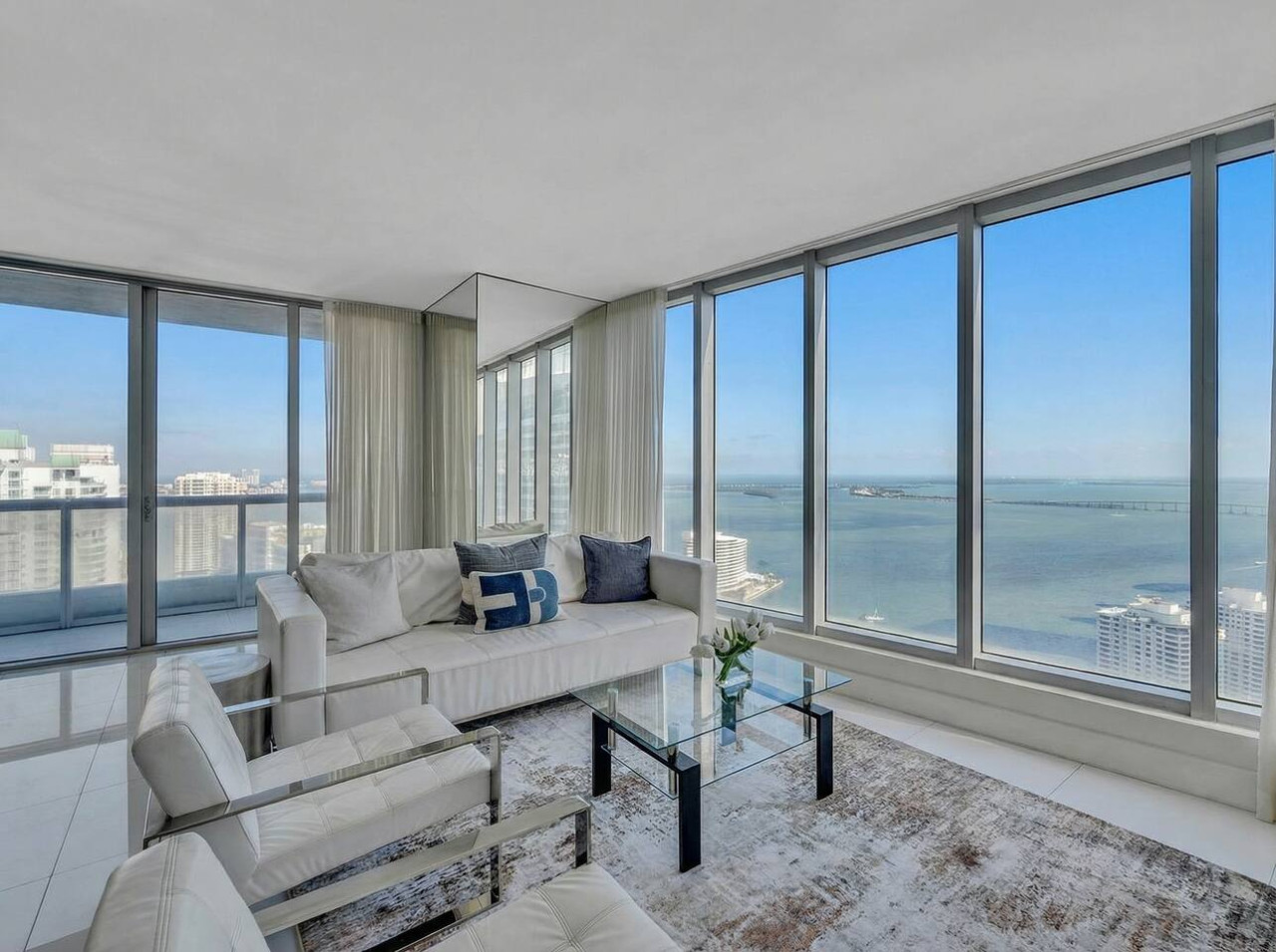 Villa Alisio Biscayne Downtown: Luxury 2-Bedroom Apartment with Pool and Gym, Downtown Miami