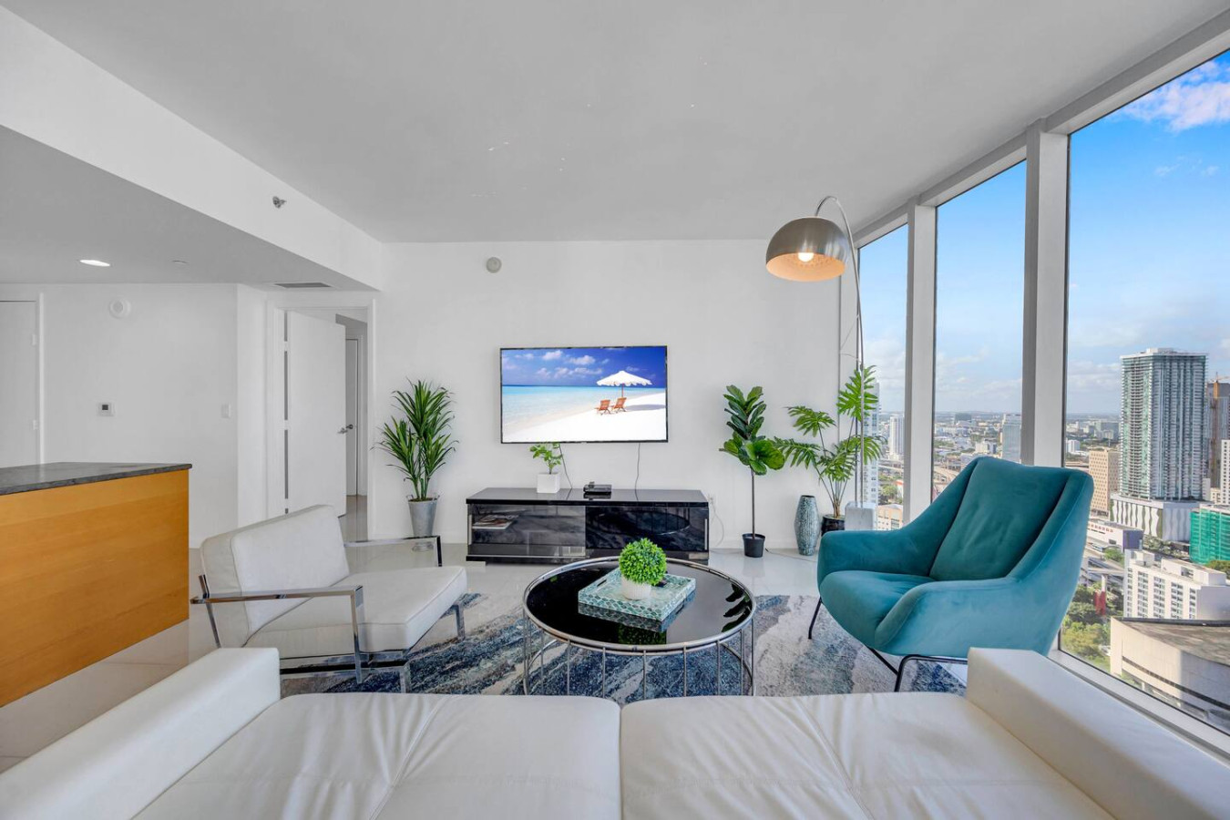 Villa Alisio Brickell Bay: Luxury 2-Bedroom Villa Rental with Spa and City Views, Downtown Miami