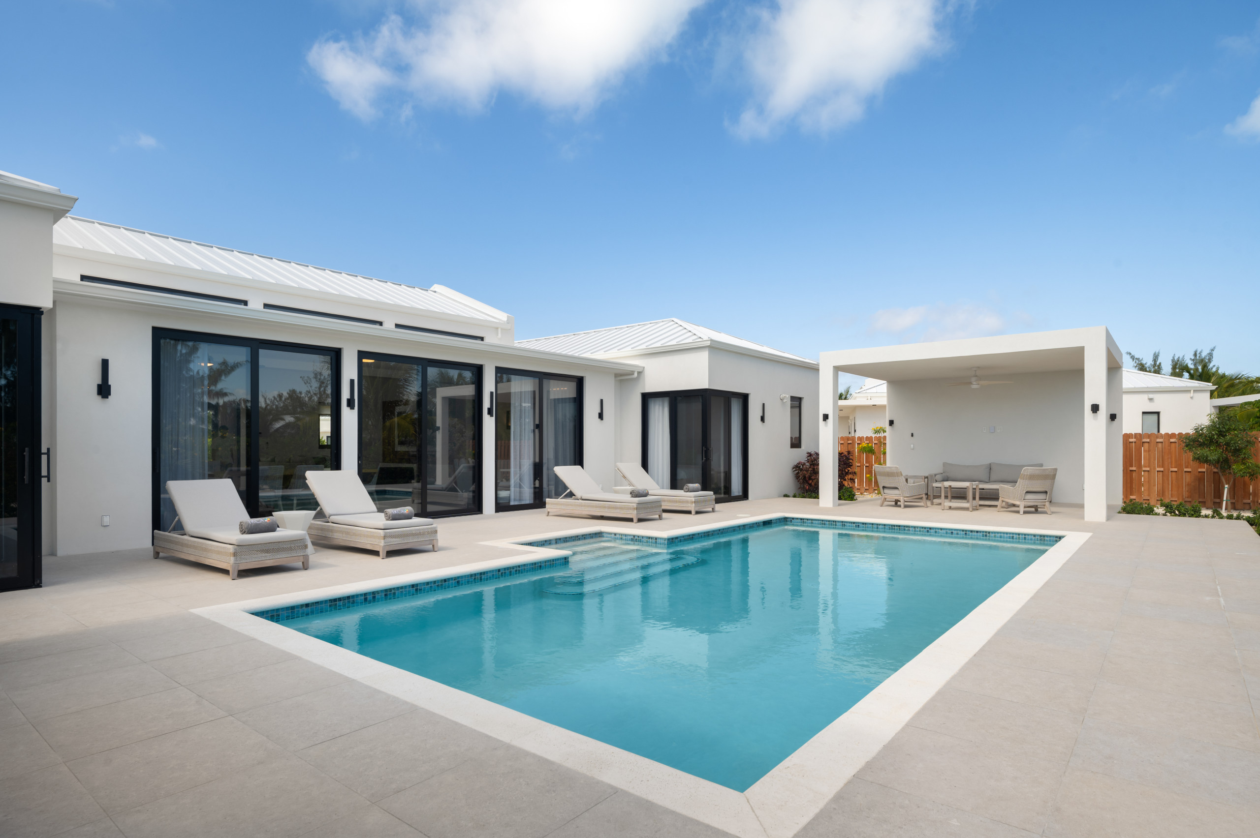 Villa Alisio Chalk Sound Providenciales: Luxury 4-Bedroom Villa with Private Pool and Sea Views, Turks and Caicos