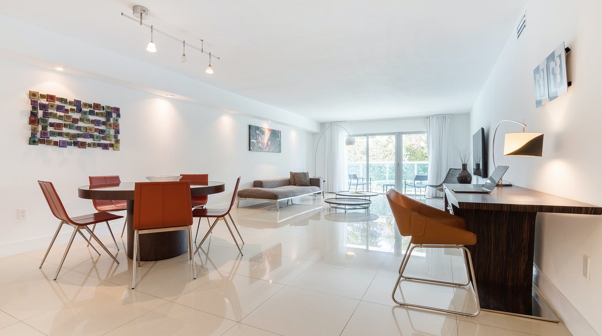Villa Alisio Collins Surfside: Luxury 1-Bedroom Apartment with Beachfront Pool and Sea Views, Surfside
