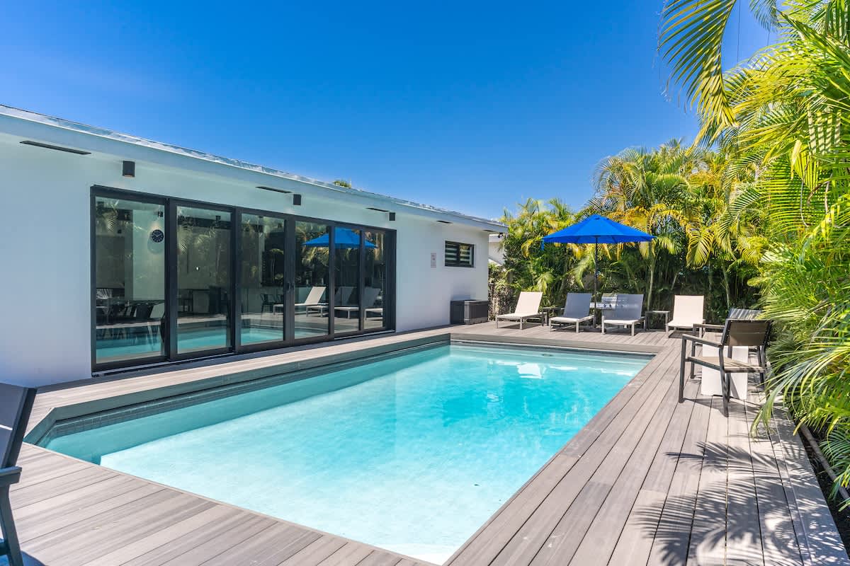 Villa Alisio Hallandale Hollywood: Luxury 5-Bedroom Villa with Heated Pool and Games Room, Hollywood