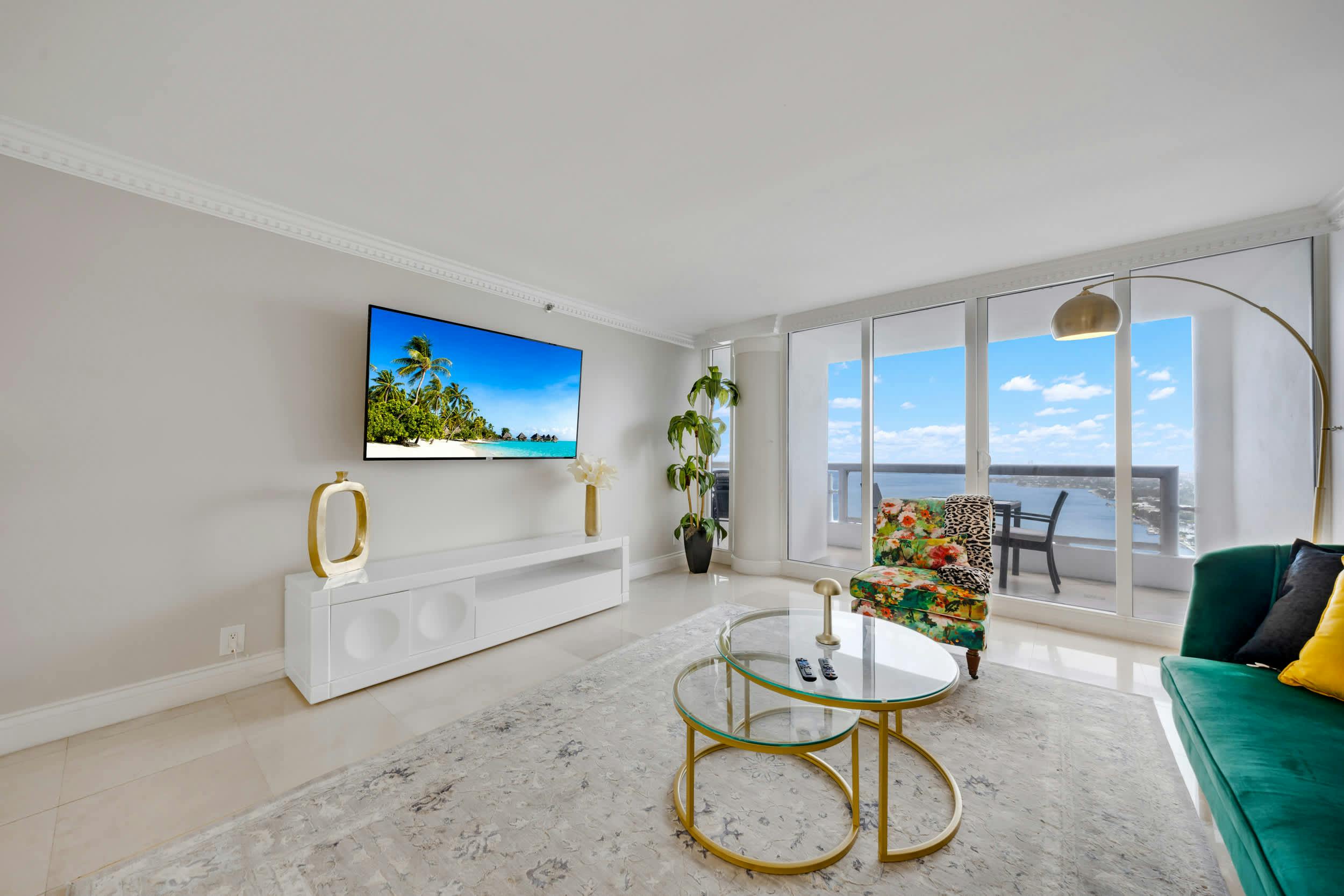 Villa Alisio Margaret Key Biscayne: Luxury 3-Bedroom Villa with Pool and Hot Tub, Downtown Miami
