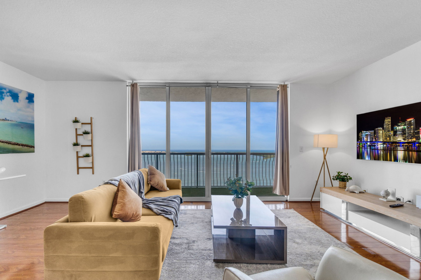 Villa Alisio Maule Miami: Luxury 2-Bedroom Penthouse with Rooftop Pool and Sea Views, Miami