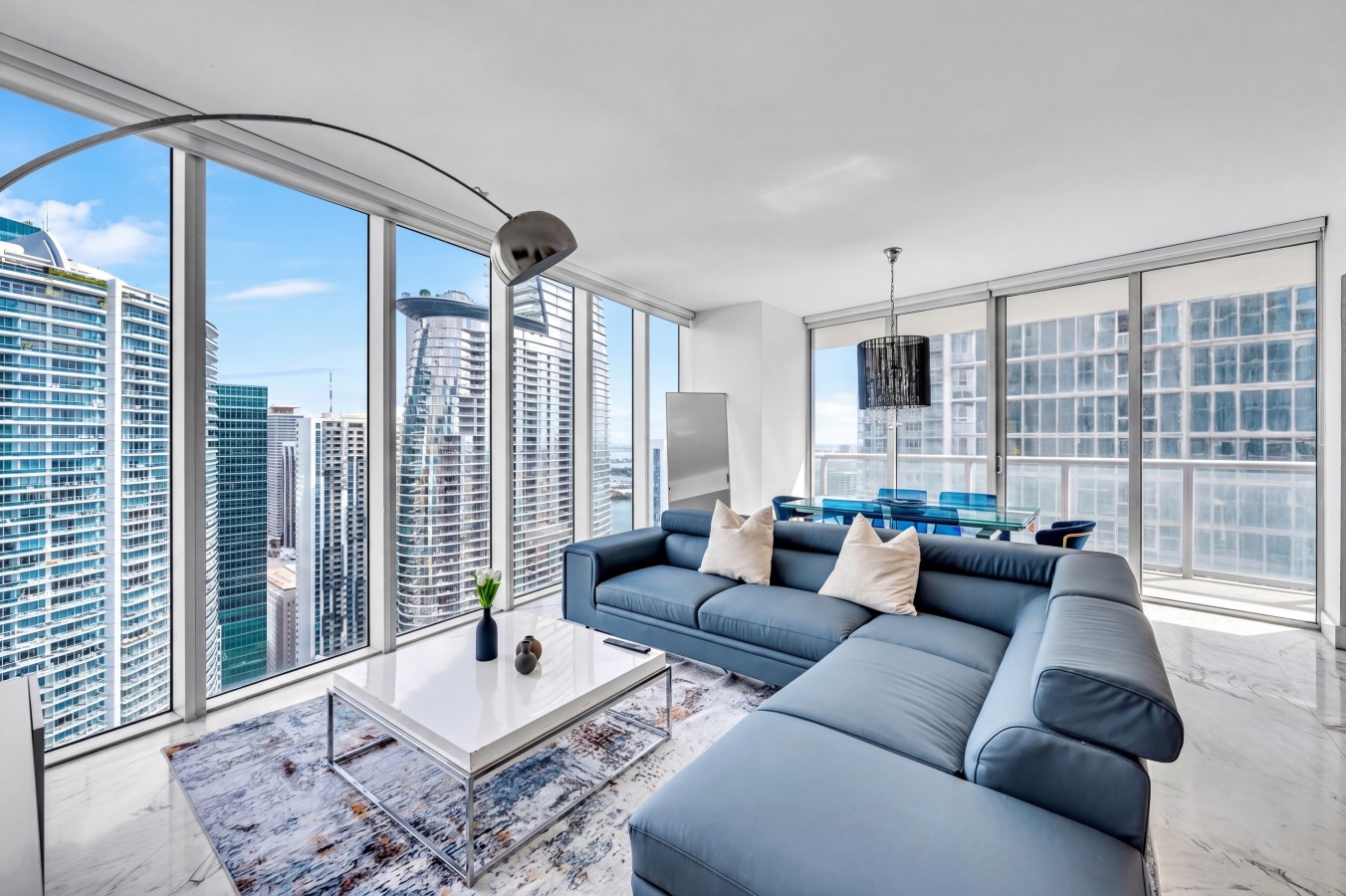 Villa Lykofos Miami Circle Downtown Miami: Luxury 2-Bedroom Apartment with Pool and Gym, Downtown Miami