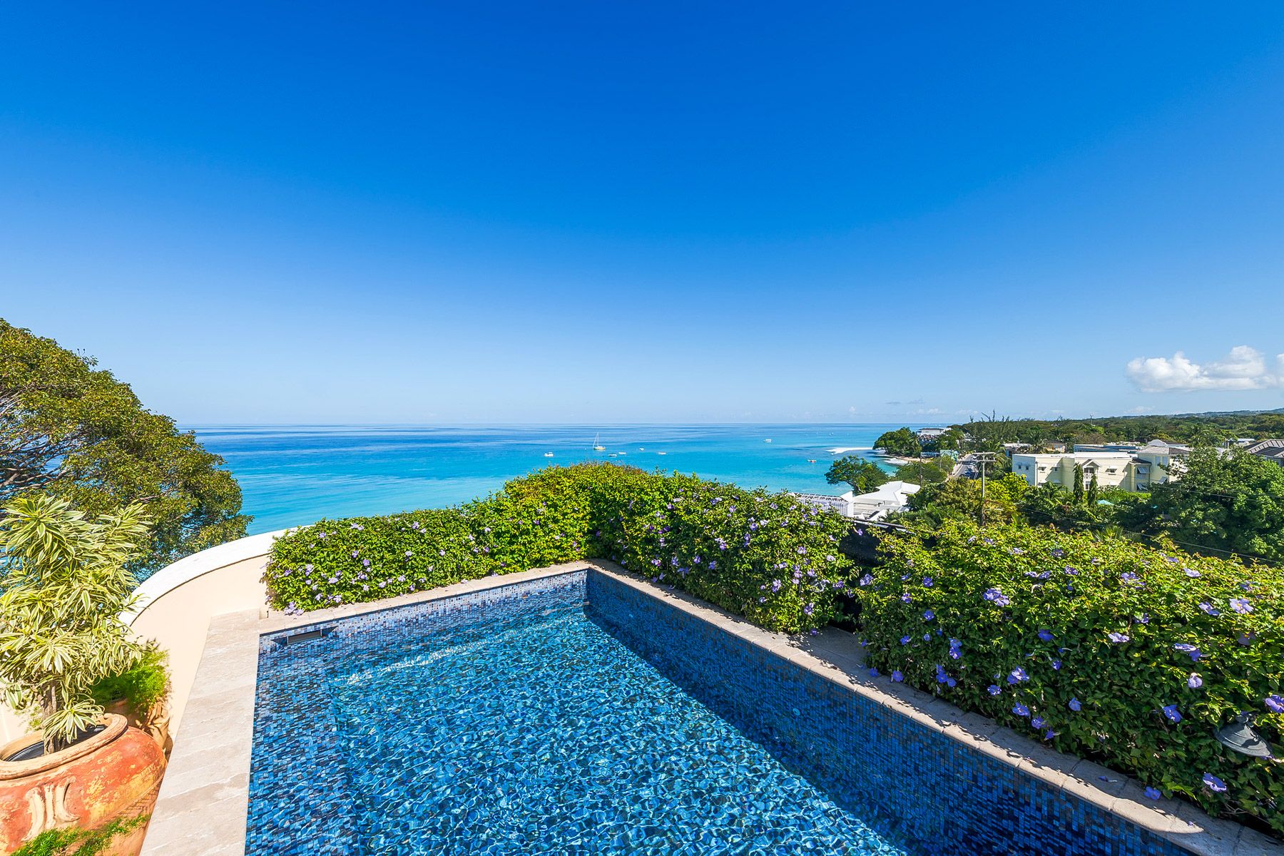 Villa Alizé Sunset Holetown: 4-Bedroom Beachfront Penthouse with Spa and Ocean Views in H