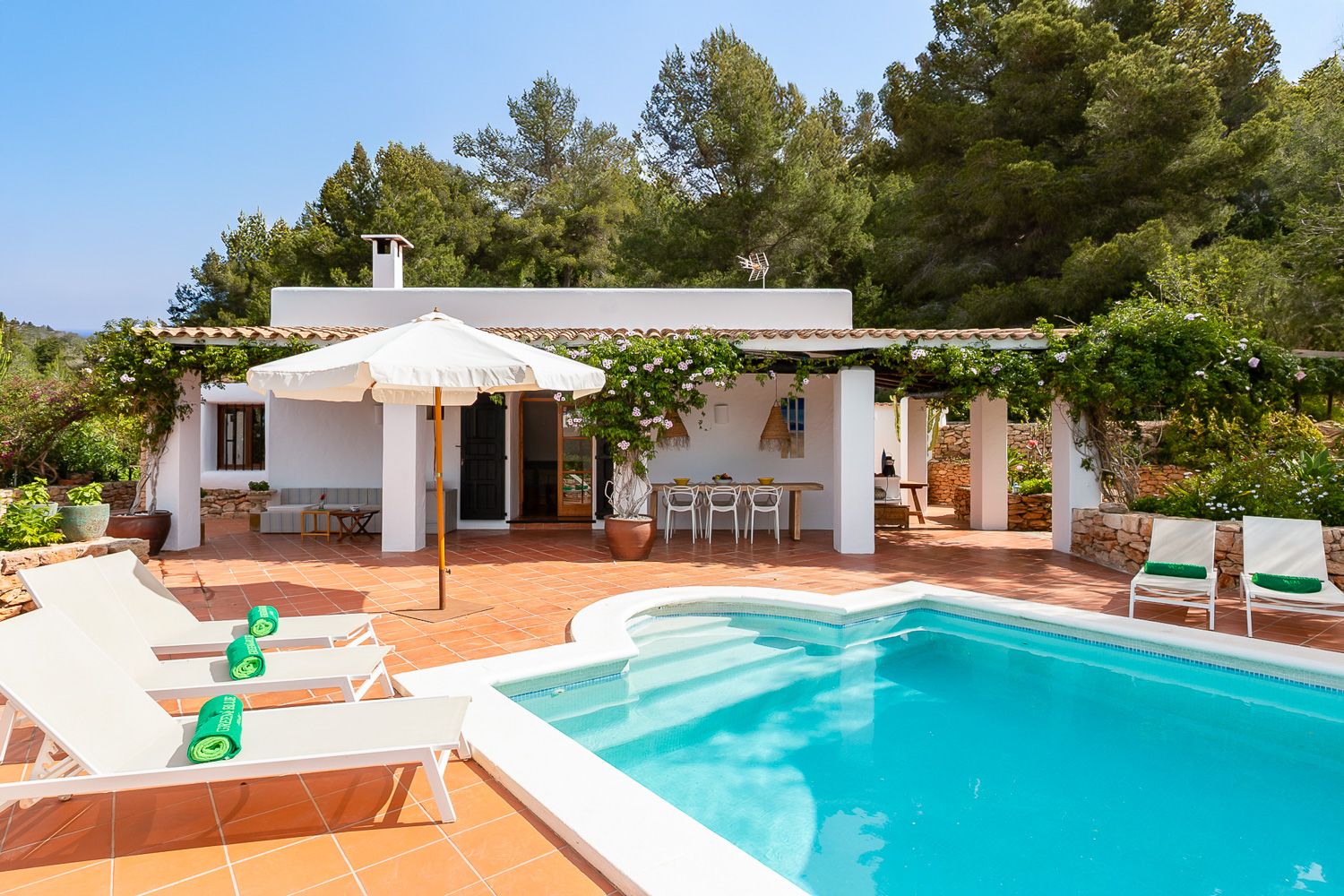Villa Almendra Peralta Ibiza: 3-Bedroom Ibicenco-Style Villa with Spa & Countryside Views