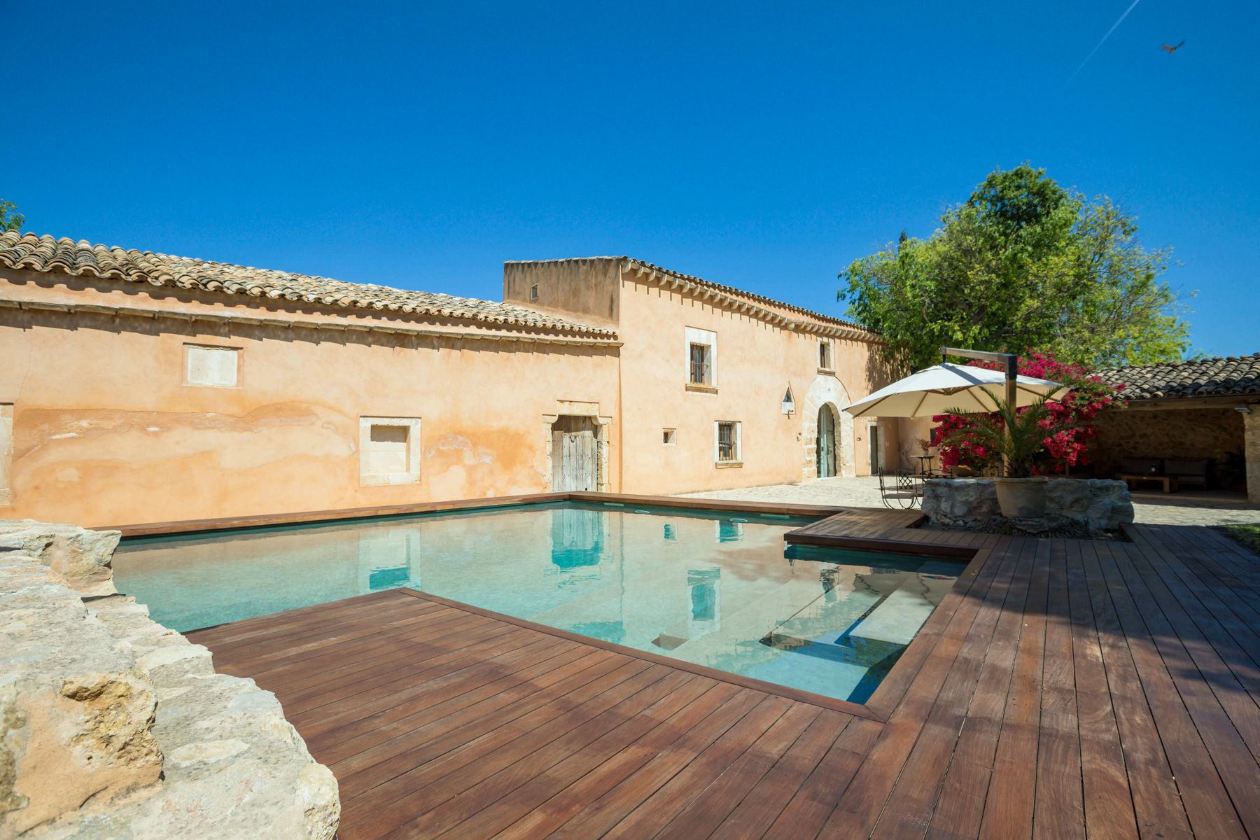 Villa Almendro Alcanella Búger: 3-Bedroom Countryside Retreat with Spa & Fireplace in Rural