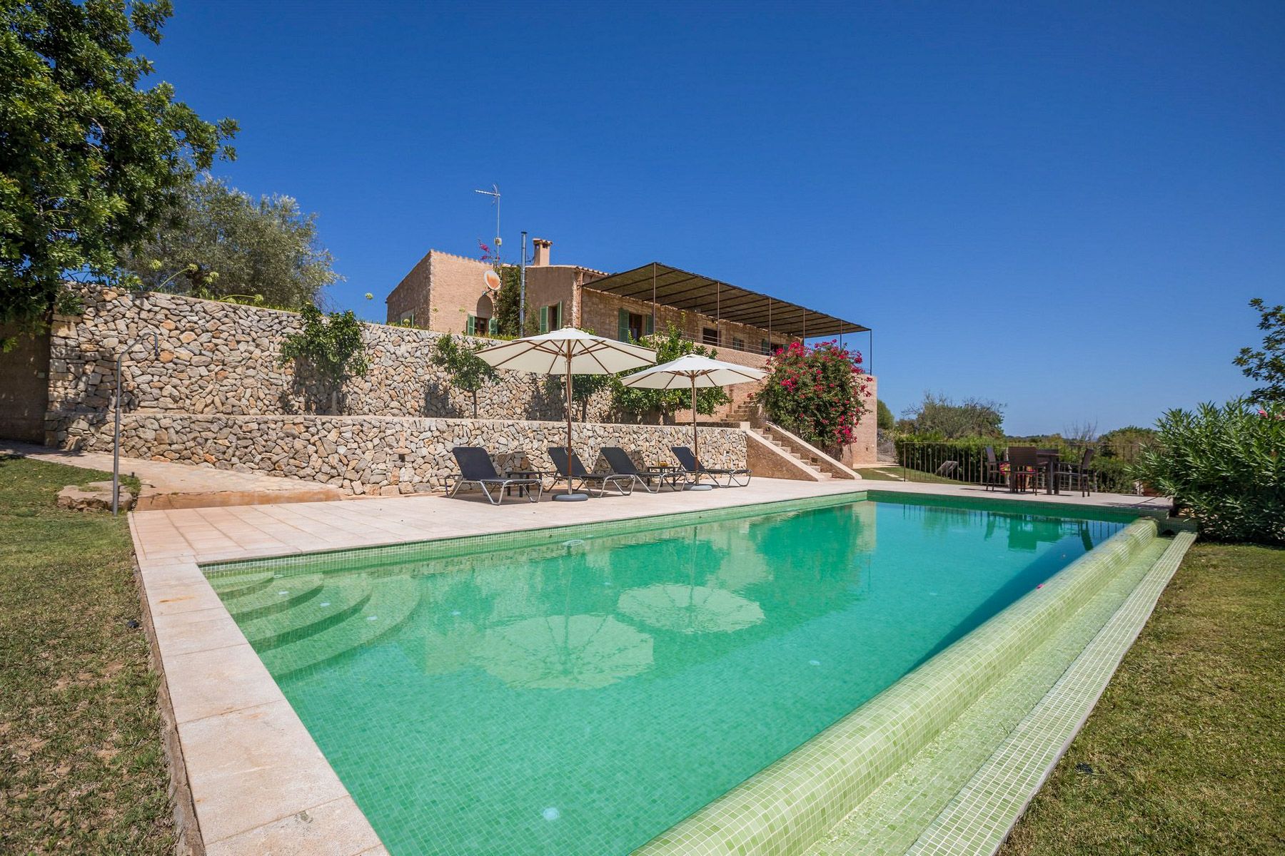 Villa Almendro Begura Mallorca: 2-Bedroom Countryside Retreat with Spa & Fireplace in Rural