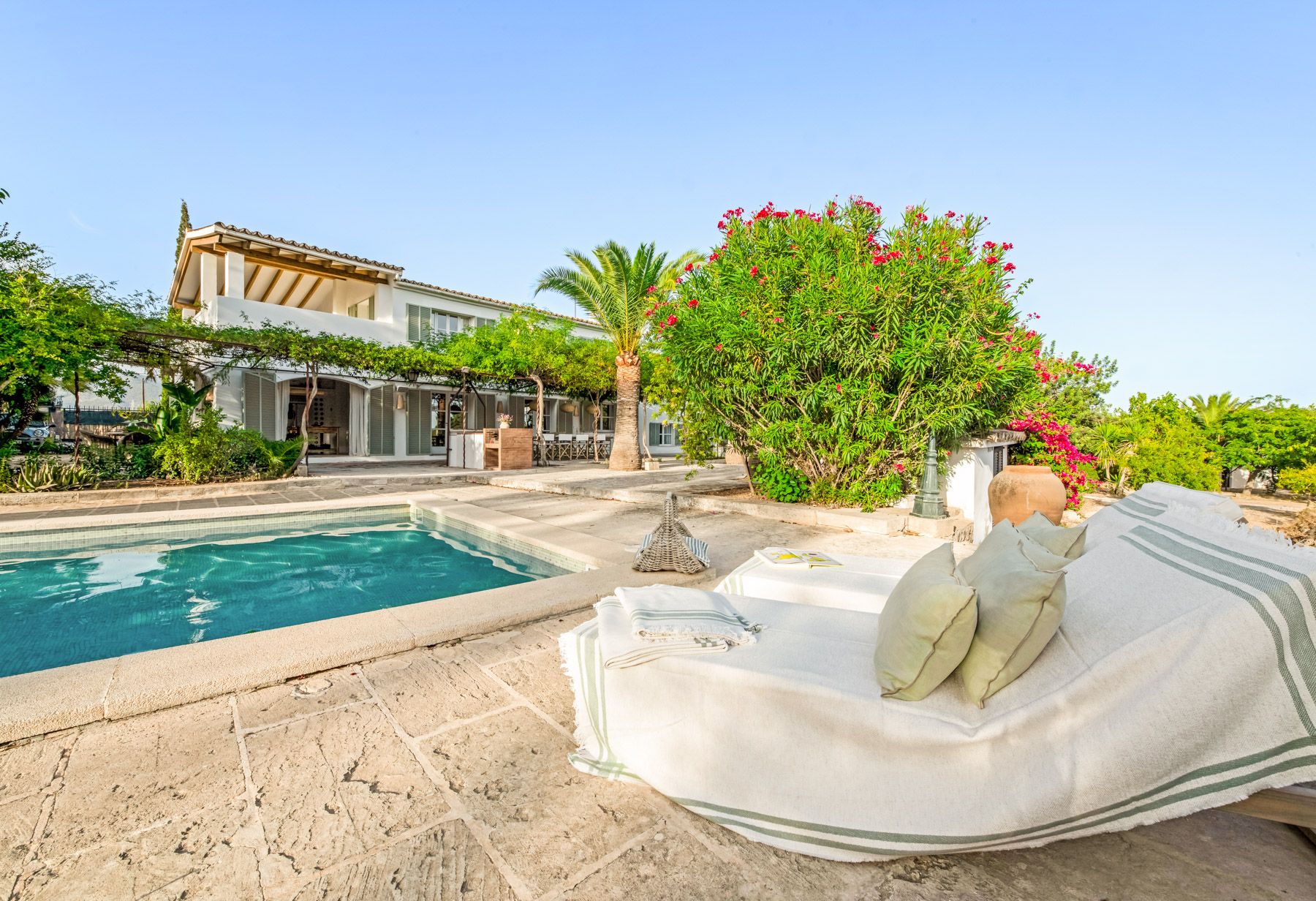 Villa Almendro Bellver Palma: 5-Bedroom Estate with Olive Groves, Pool and Tennis Court in