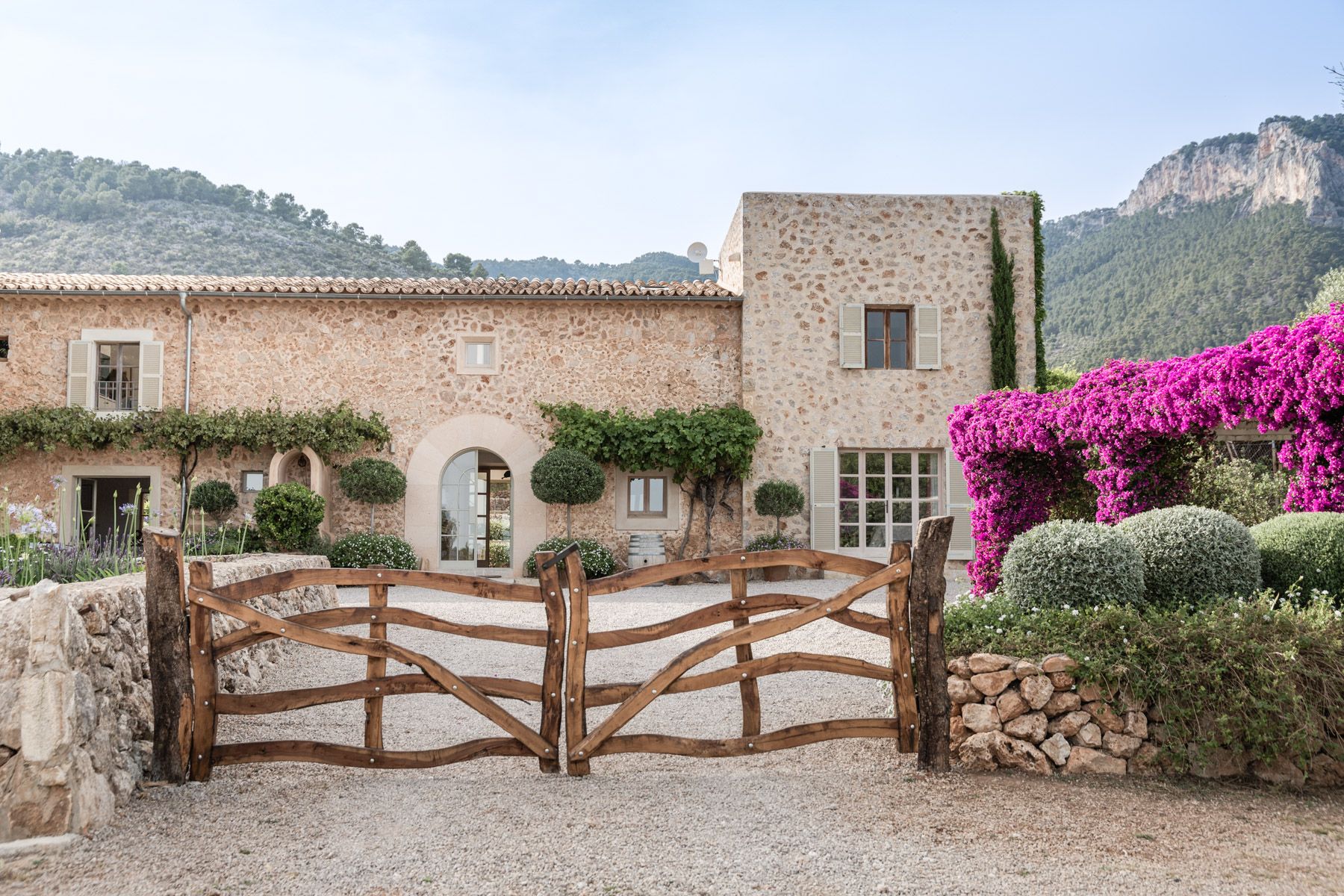 Villa Almendro Orient Alaró: 4-Bedroom Countryside Villa with Hot Tub and Tennis Court ne