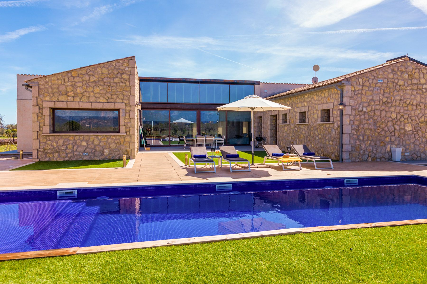 Villa Almendro Pareteta Mallorca: 3-Bedroom Villa with Private Spa, Tennis Court & Countryside