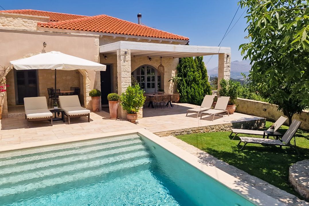 Villa Χρυσαυγή Almyrida Chania: 3-Bedroom Villa with Private Pool, Mountain Views & Spa in C