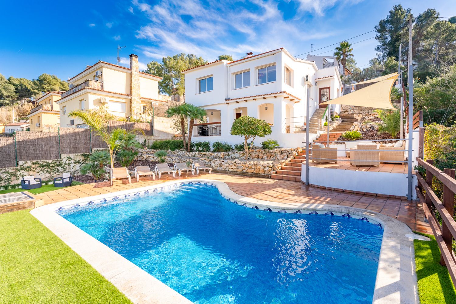 Villa Amanecer Plana Sitges: 4-Bedroom Villa with Private Pool and Hot Tub Near Sitges, O