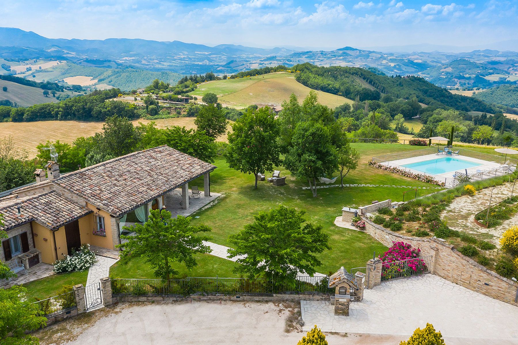 Villa Amaranto Frontone Pesaro: 4-Bedroom Villa with Spa and Countryside Views in Le Marche,