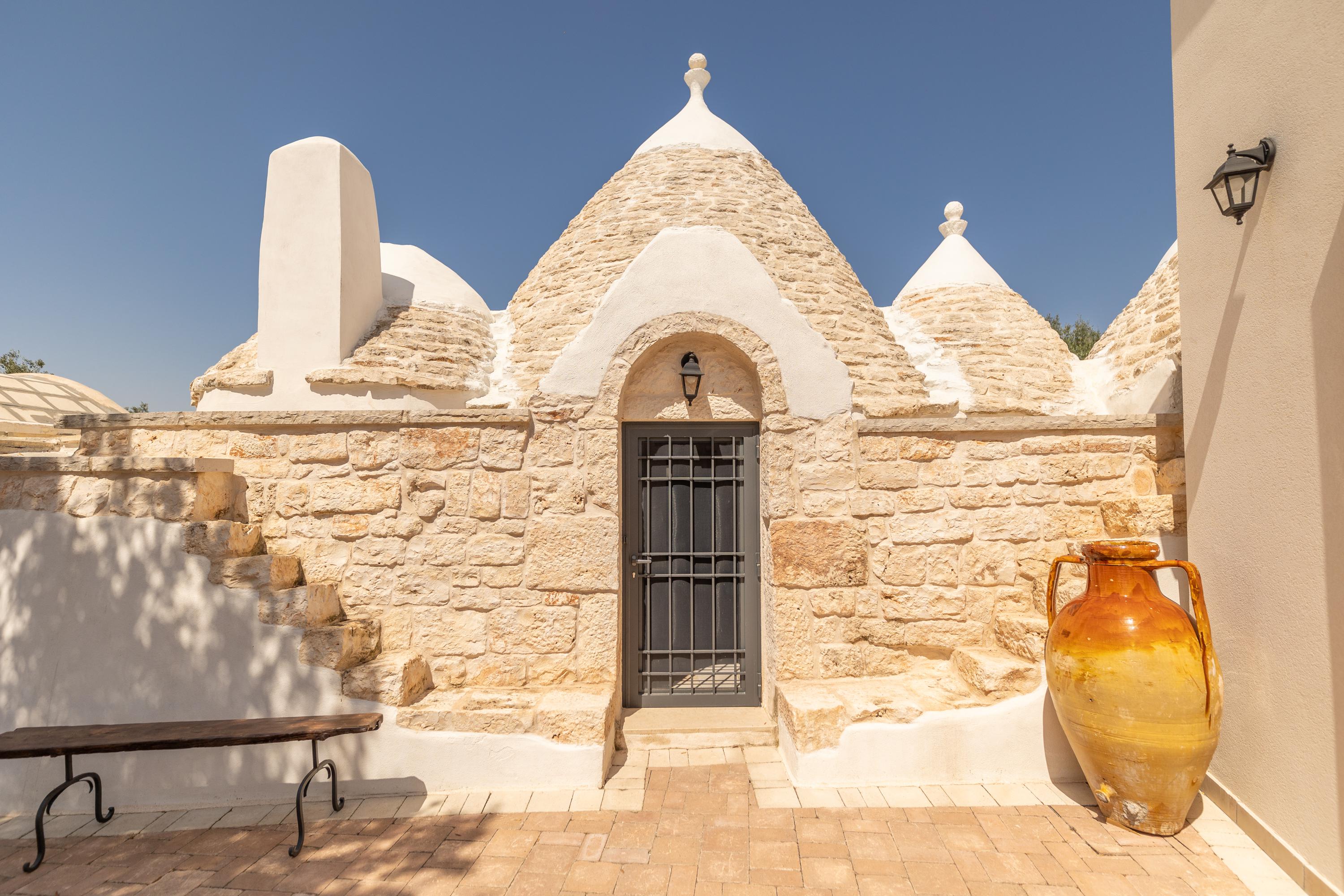 Villa Amaranto Lamione Ostuni 69168: Luxury 2-Bedroom Villa with Private Pool and Air Conditioning, Ostuni