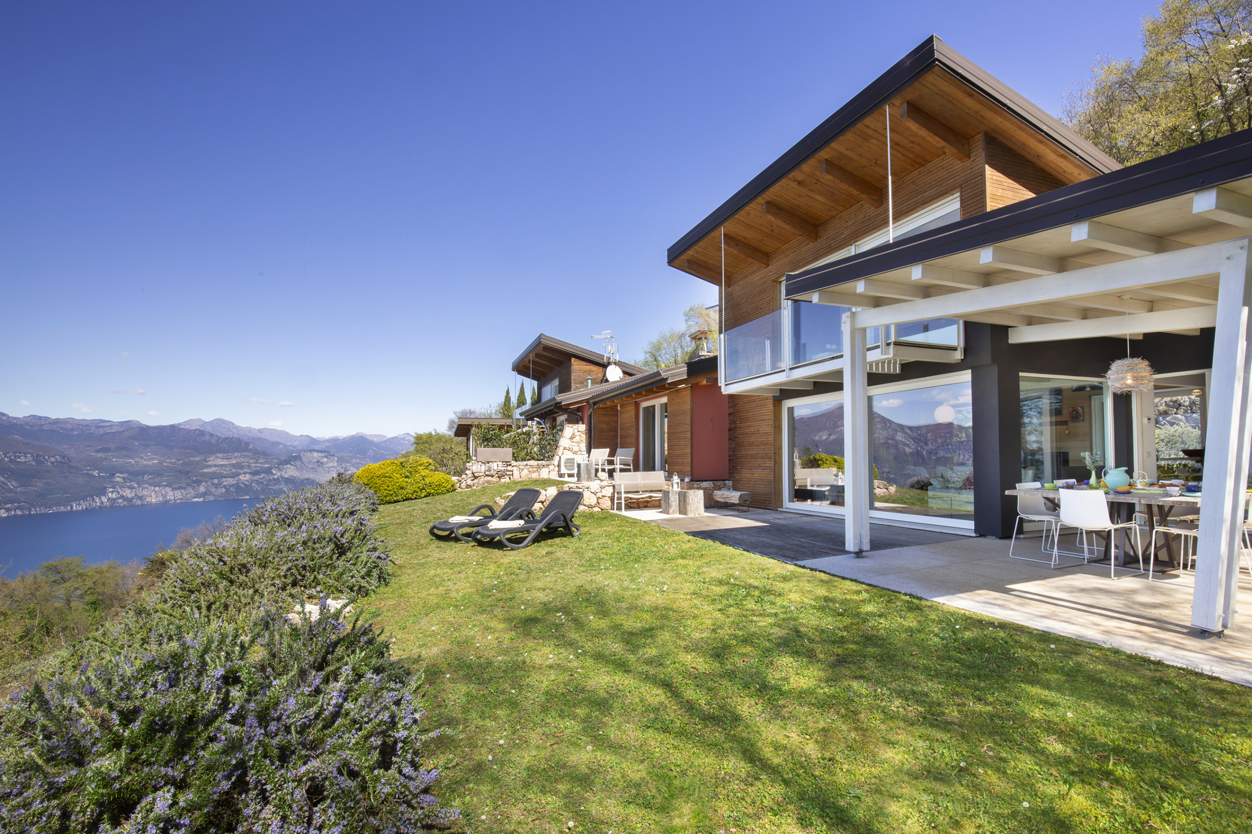 Villa Amaranto Poggio San Zeno: Luxury 3-Bedroom Villa with Shared Pool and Private Parking, Verona